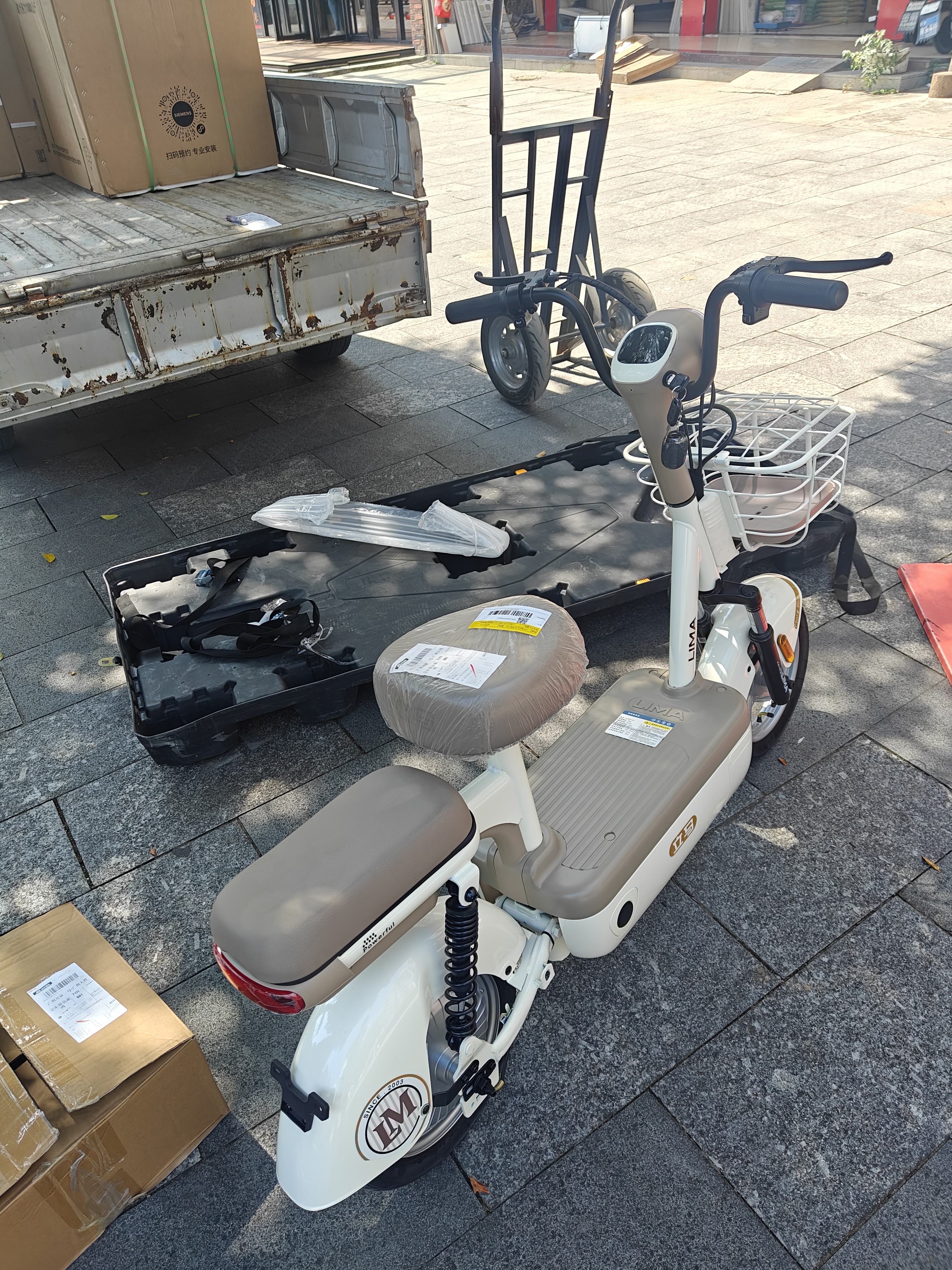 立马（LIMA）电动自行车小叮当2.0新国标48V21Ah石墨烯70KM长续航智能APP家用电动车 奶酪白 实拍图