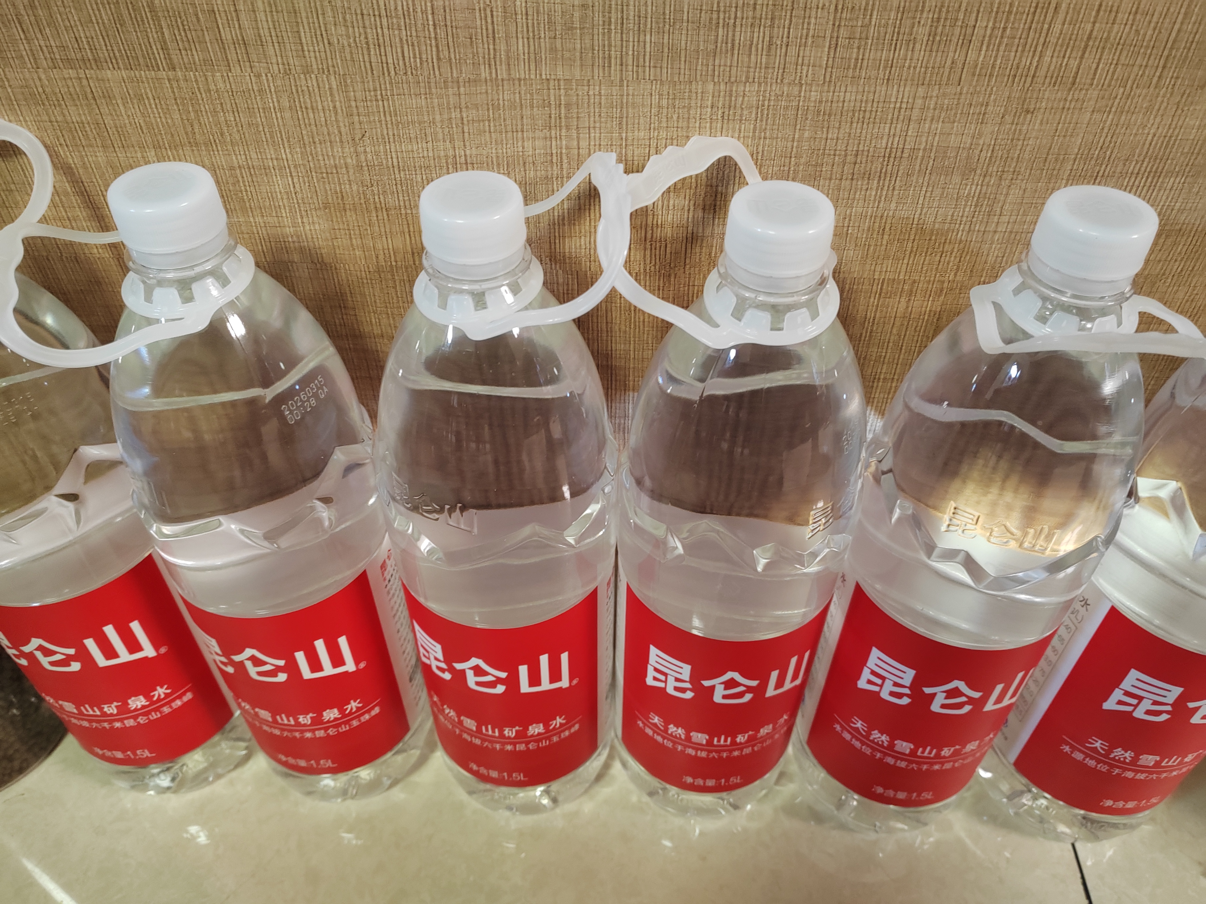 昆仑山饮用天然雪山矿泉水 含锶弱碱性 1.5L*6瓶 整箱装 高端矿泉水 实拍图