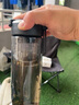 鸿迪磁弹泡茶杯茶水分离杯磁吸塑料水杯子男士喝茶大容量运动车载便携 时尚黑+防烫杯套 550ml 实拍图