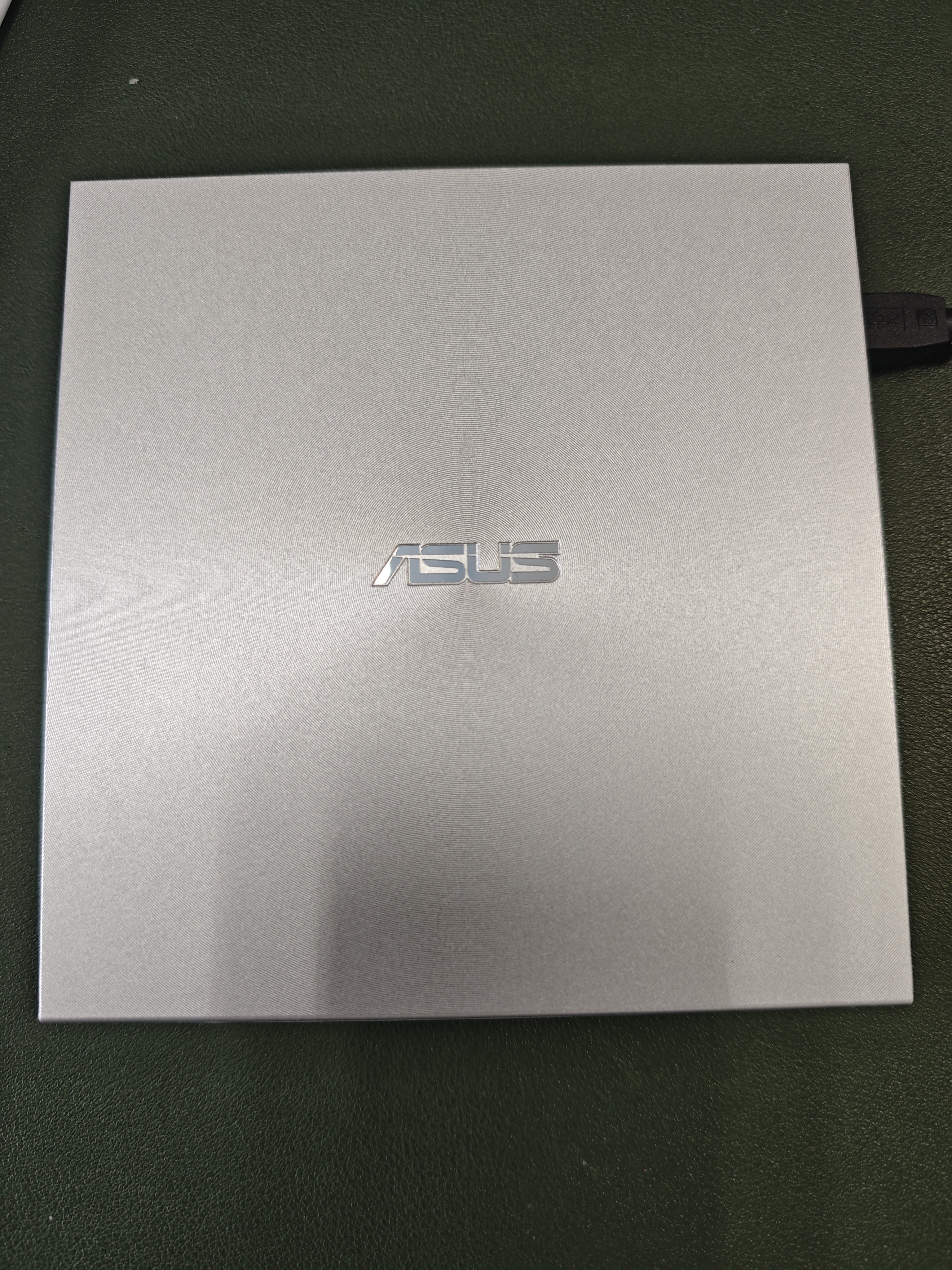 华硕8倍速 USB2.0 外置DVD刻录机 移动光驱 银色(兼容苹果系统/SDRW-08U7C-U) 实拍图