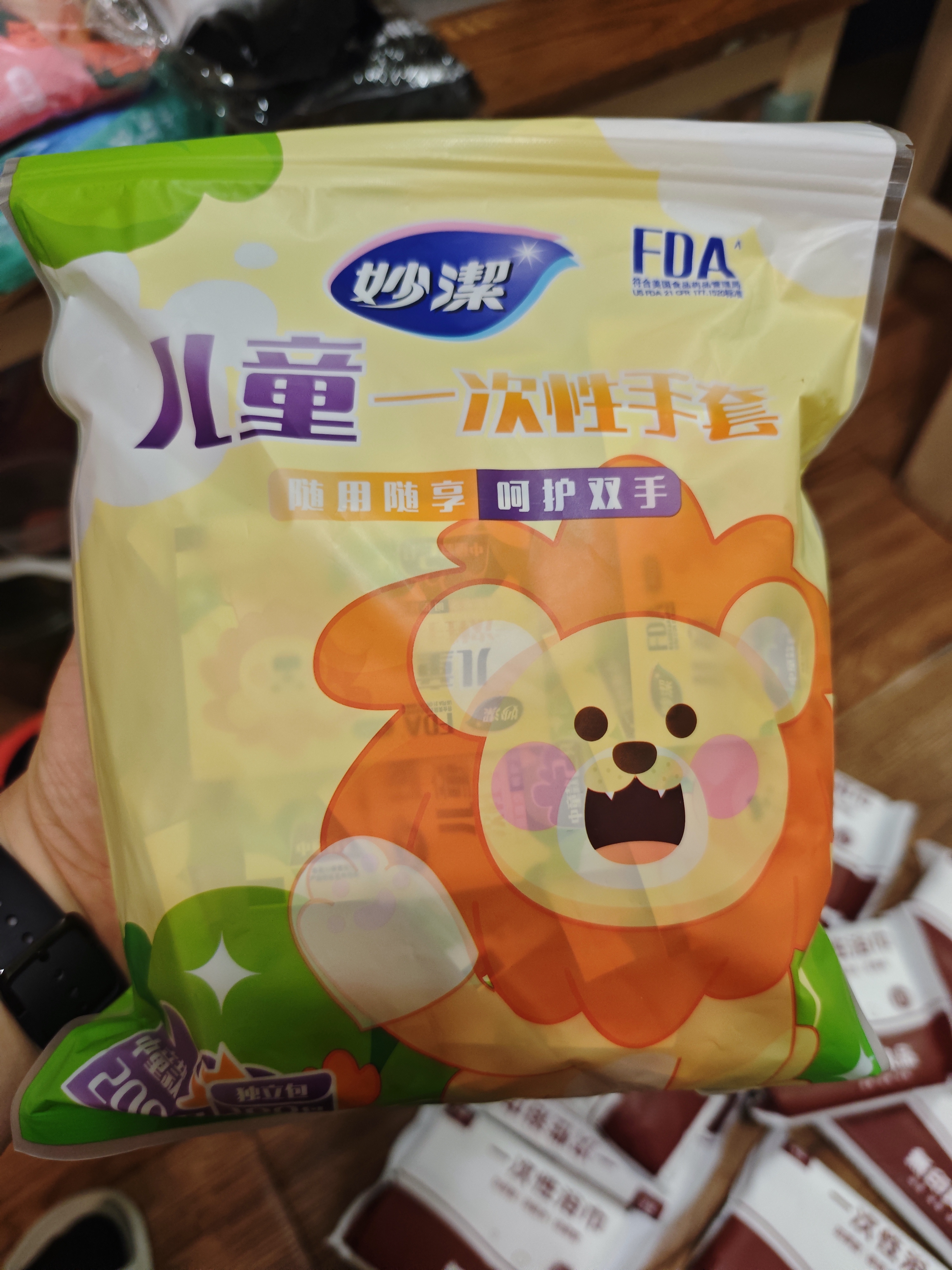妙洁儿童一次性PE手套200只7-14岁食品级手工餐饮画画DIY户外独立包装 实拍图