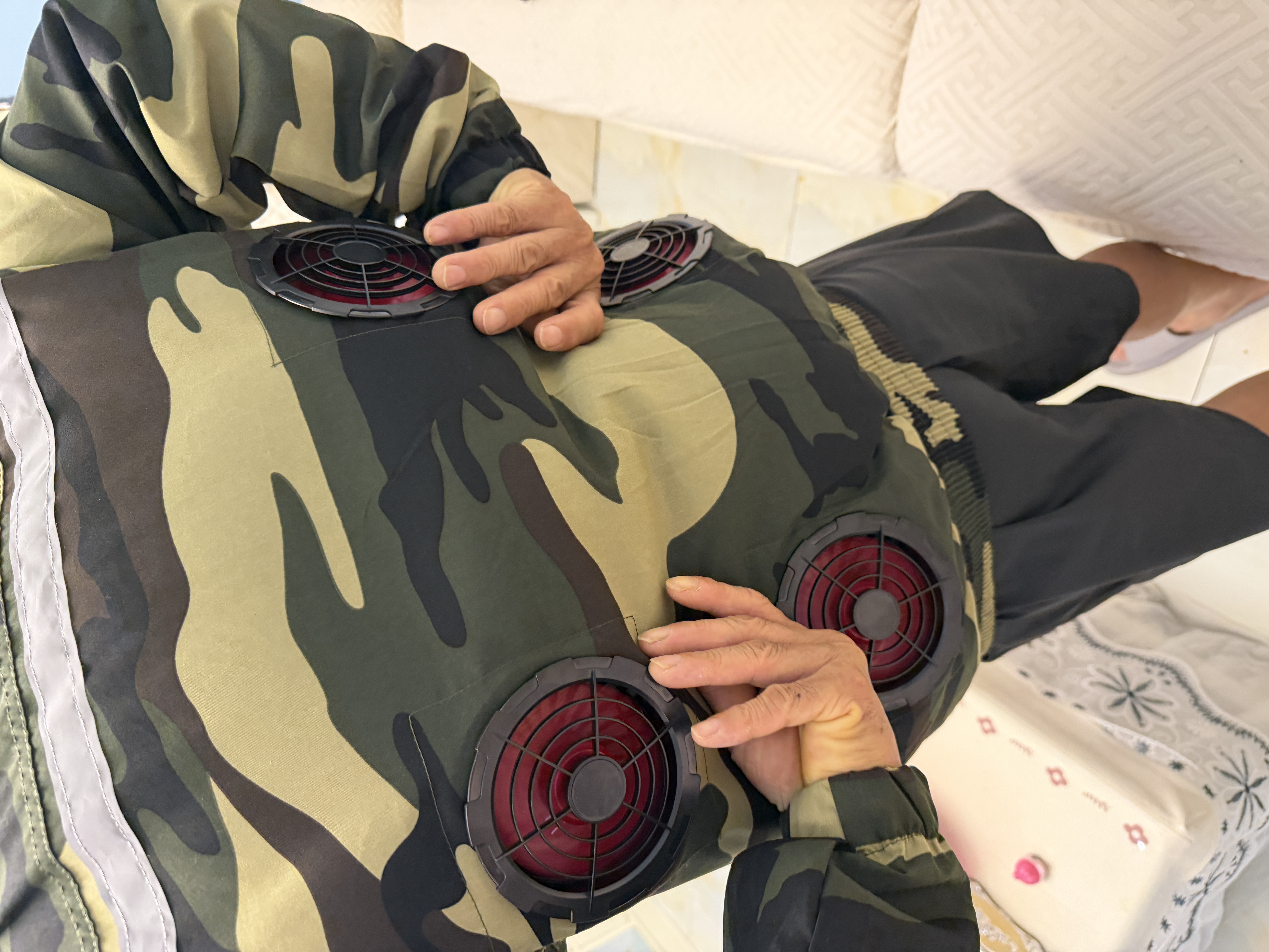 维曼芬夏季降温空调服带风扇的衣服户外防暑充电制冷劳保工人工地工作服 【4风扇】迷彩2件+挂腰超大电池36V1套【国标3C认证】 L 推荐110-125斤 实拍图