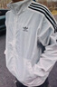 adidas复古风休闲梭织立领夹克外套男女秋季阿迪达斯官方三叶草   亮白   2XL 实拍图