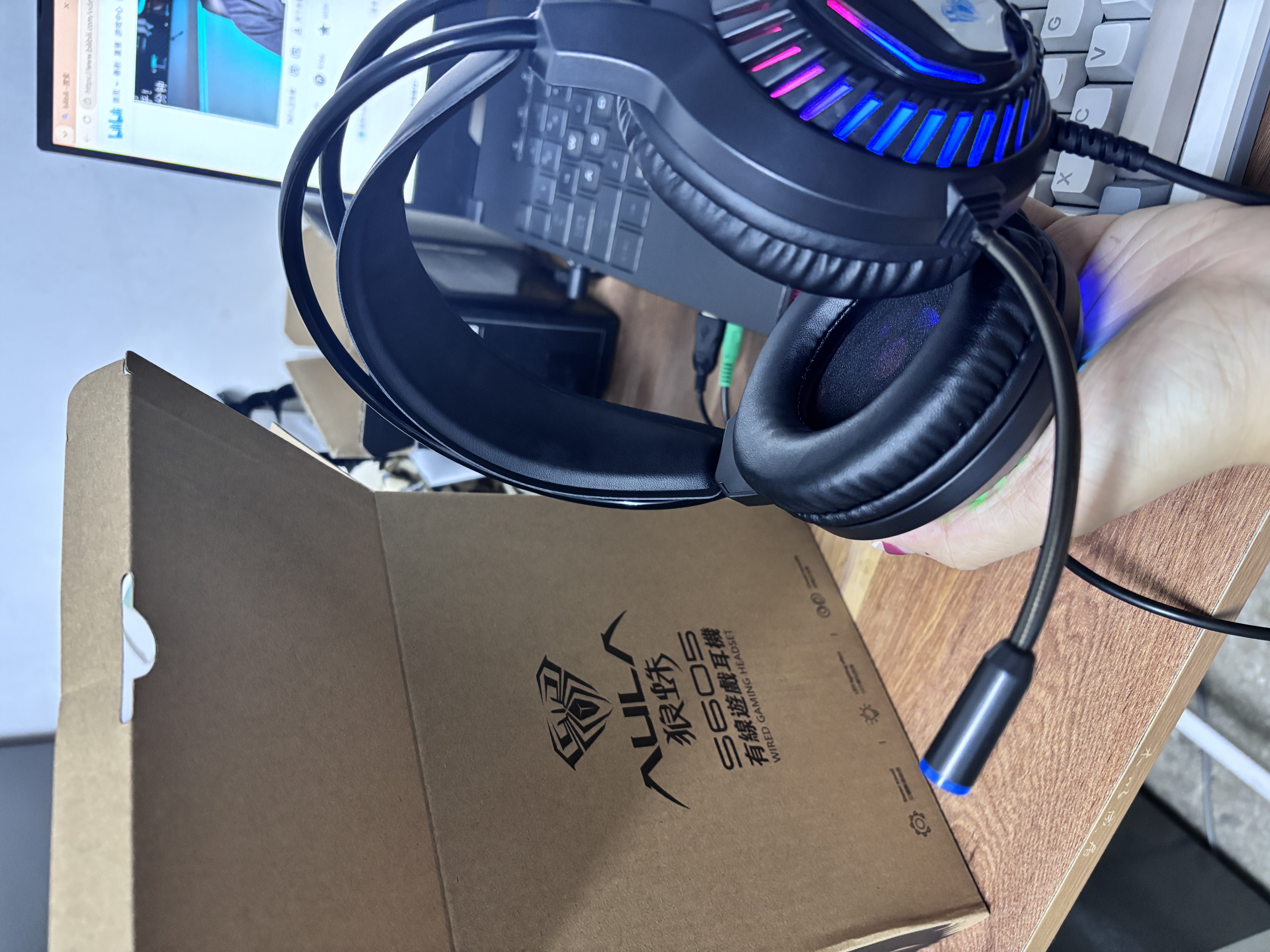 狼蛛（AULA）S615/605电脑头戴式耳机 游戏耳机耳麦 网吧电竞吃鸡笔记本重低音有线7.1听声辩位 S605梦幻黑【USB+双3.5接口】 无规格 实拍图