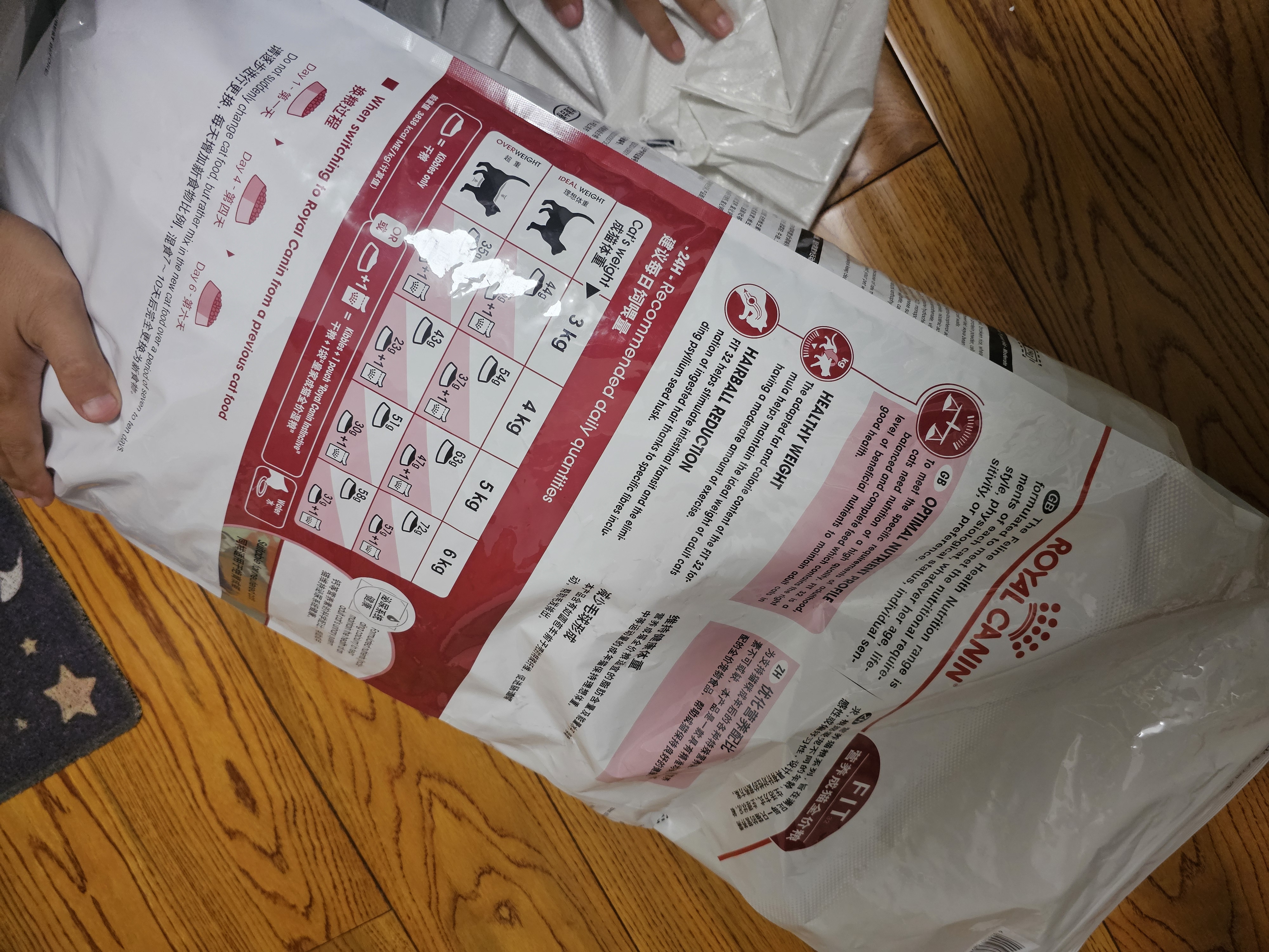 皇家猫粮 成猫猫粮 营养均衡 F32 通用粮 1-7岁 15KG 实拍图