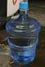 纯净水桶家用矿泉水瓶装水桶饮水机桶纯净水桶食品级加厚手提 18.9升PC水桶（压口一次性盖子） 实拍图