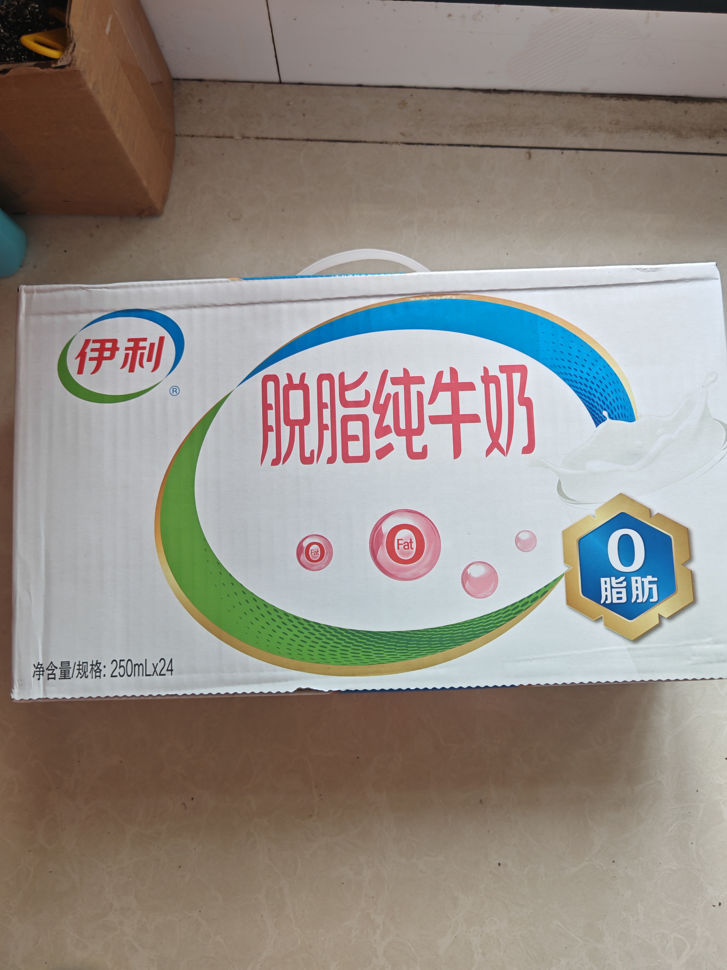 伊利脱脂纯牛奶250ml*24盒整箱 0脂肪 100%生牛乳 礼盒装 5-6月产 实拍图