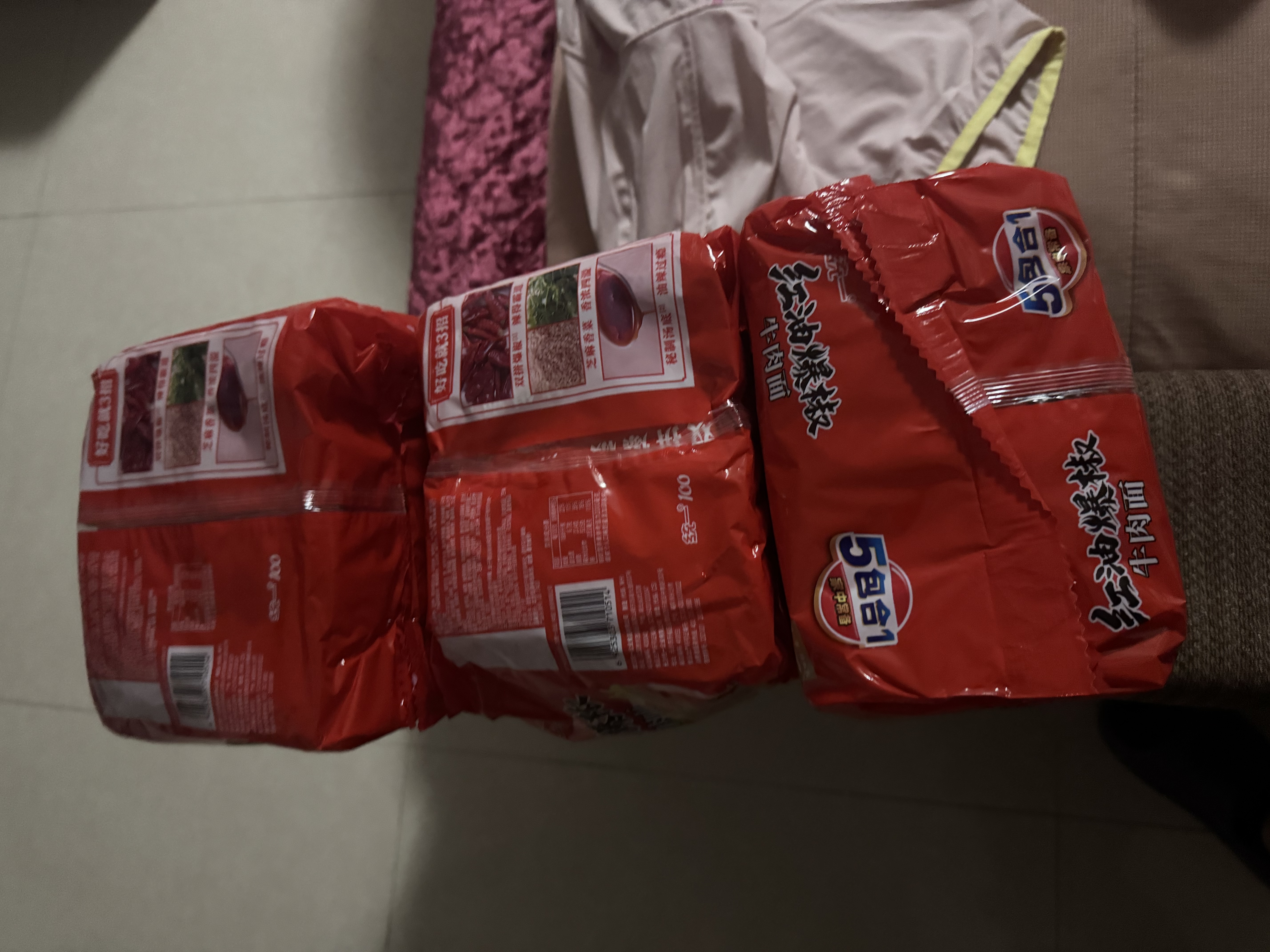 统一 红油爆椒牛肉面105g*5袋 五合一速食 方便面新老包装随机发货 实拍图