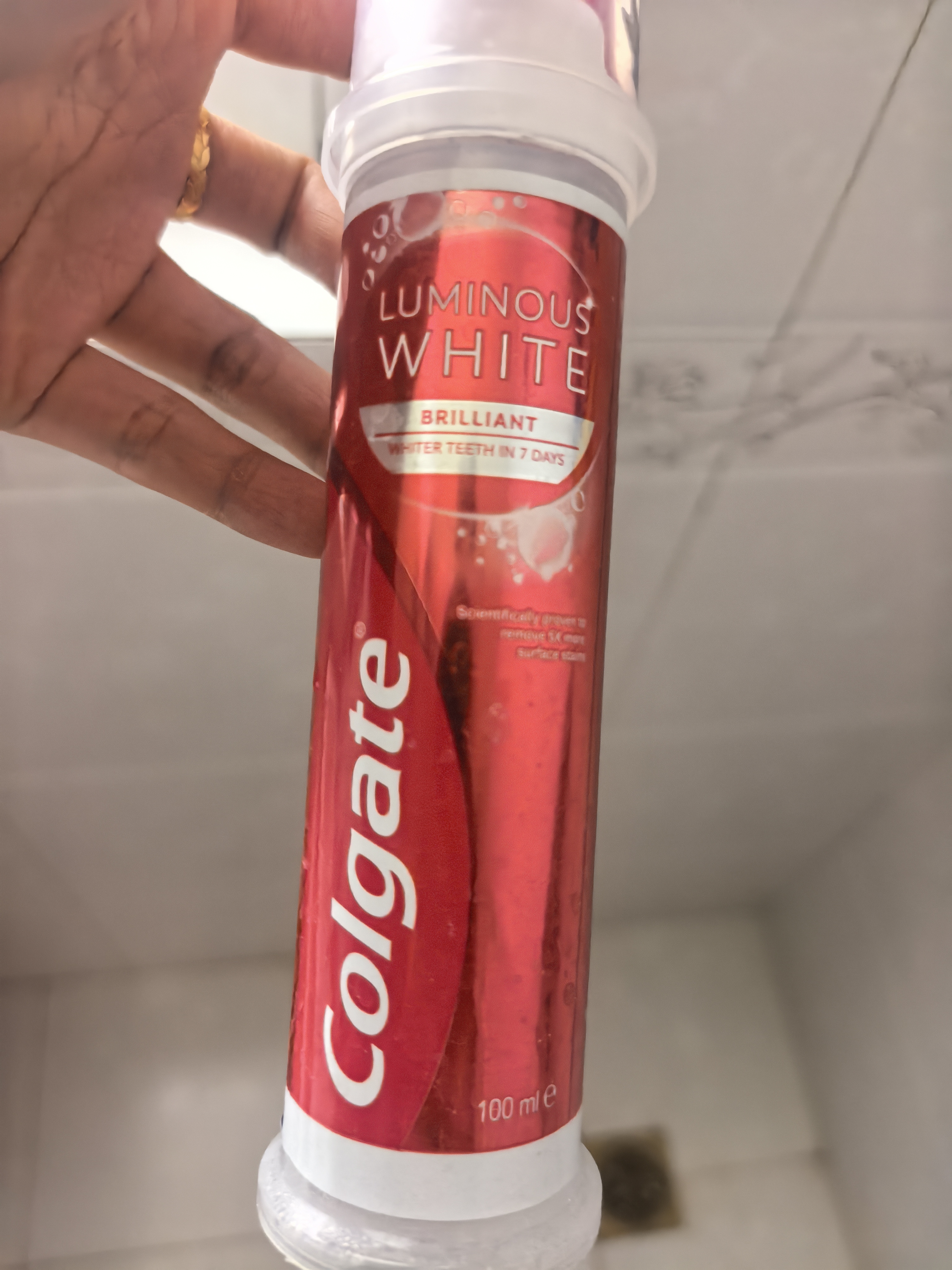 高露洁（Colgate）欧洲进口耀白去渍直立按压泵式美白牙膏100ml去黄去渍成人牙膏 实拍图