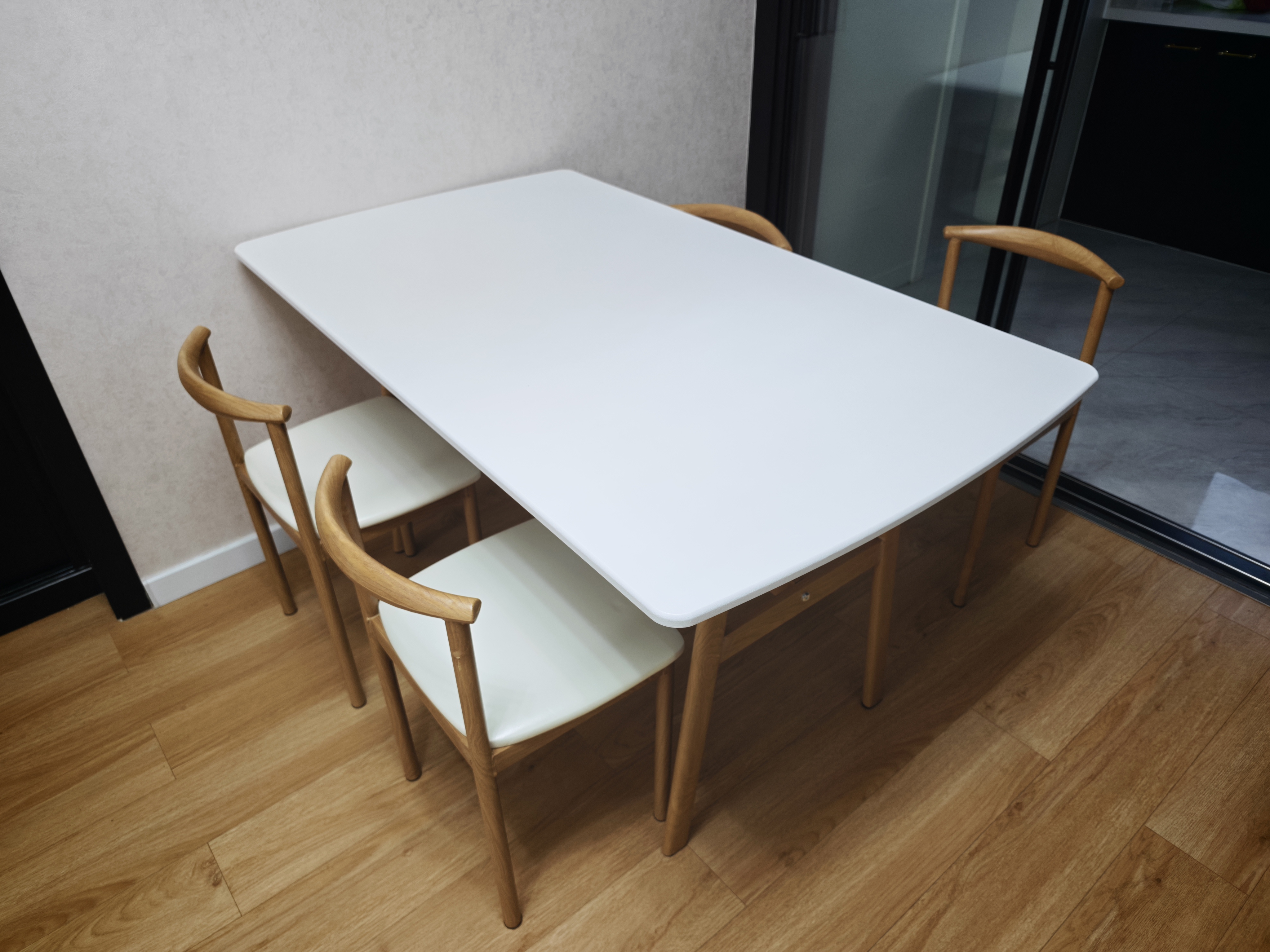 全品屋餐桌椅组合家用饭桌子小户型简约公寓快餐出租商用长方形电脑桌 暖白色 140cm 【宽80CM】一桌四椅 实拍图