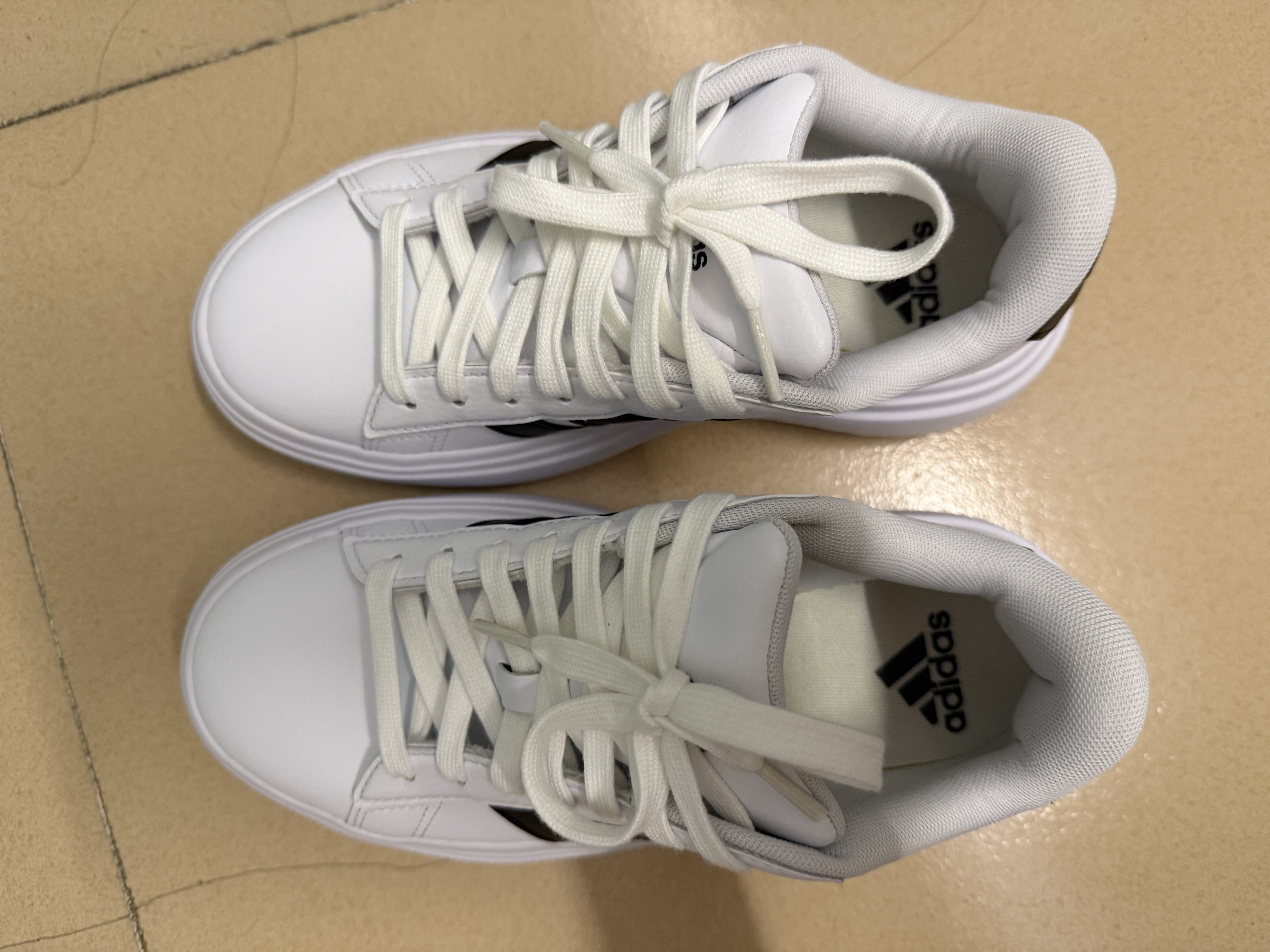 阿迪达斯（adidas）女鞋运动鞋耐磨缓震轻便透气休闲鞋IE1092 UK4码36.5 实拍图