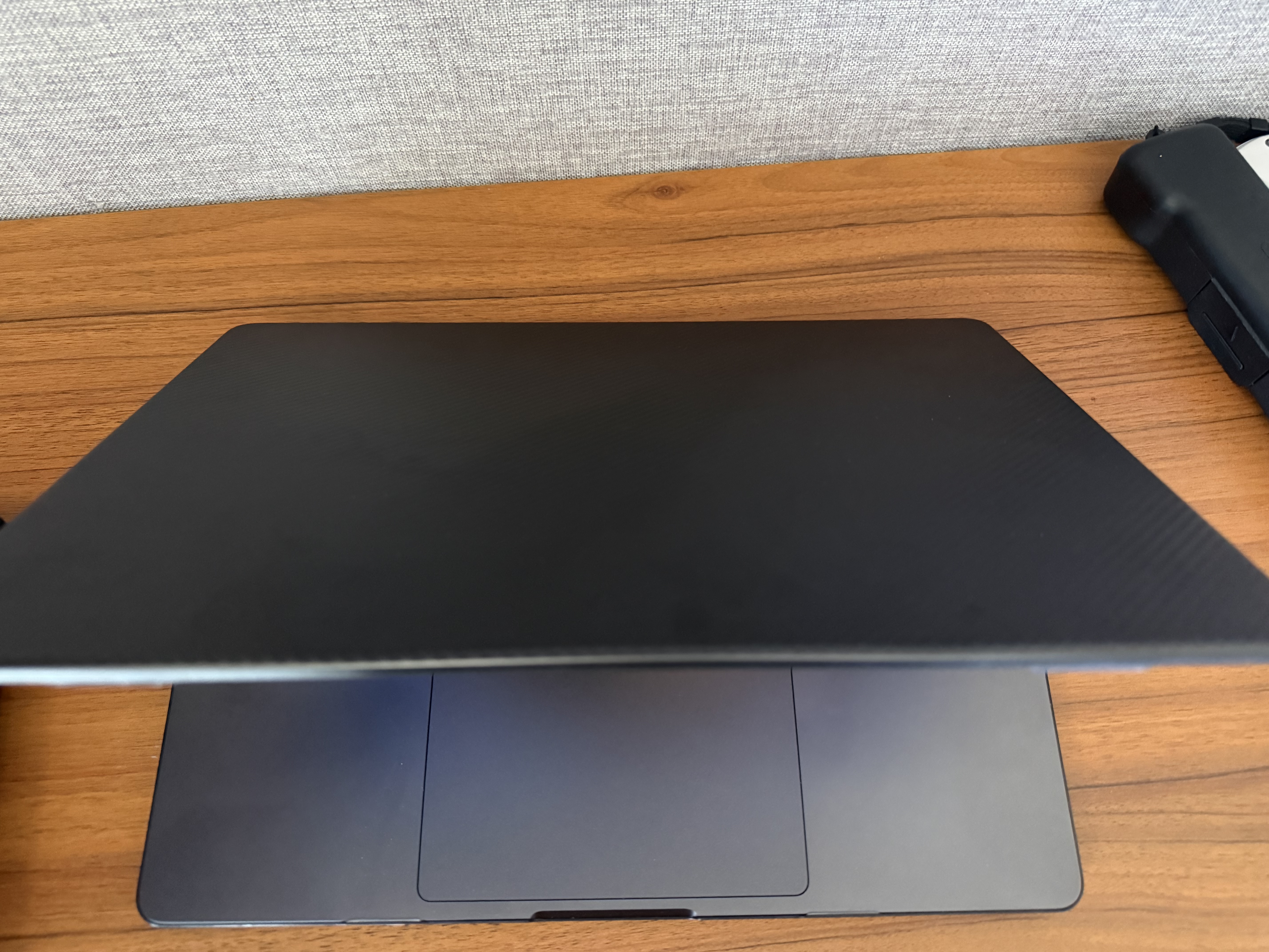 Apple/苹果AI笔记本/2025款MacBookPro14英寸M5(10+10核)32G 2T深空黑色纳米玻璃笔记本电脑Z1KK000S4 实拍图