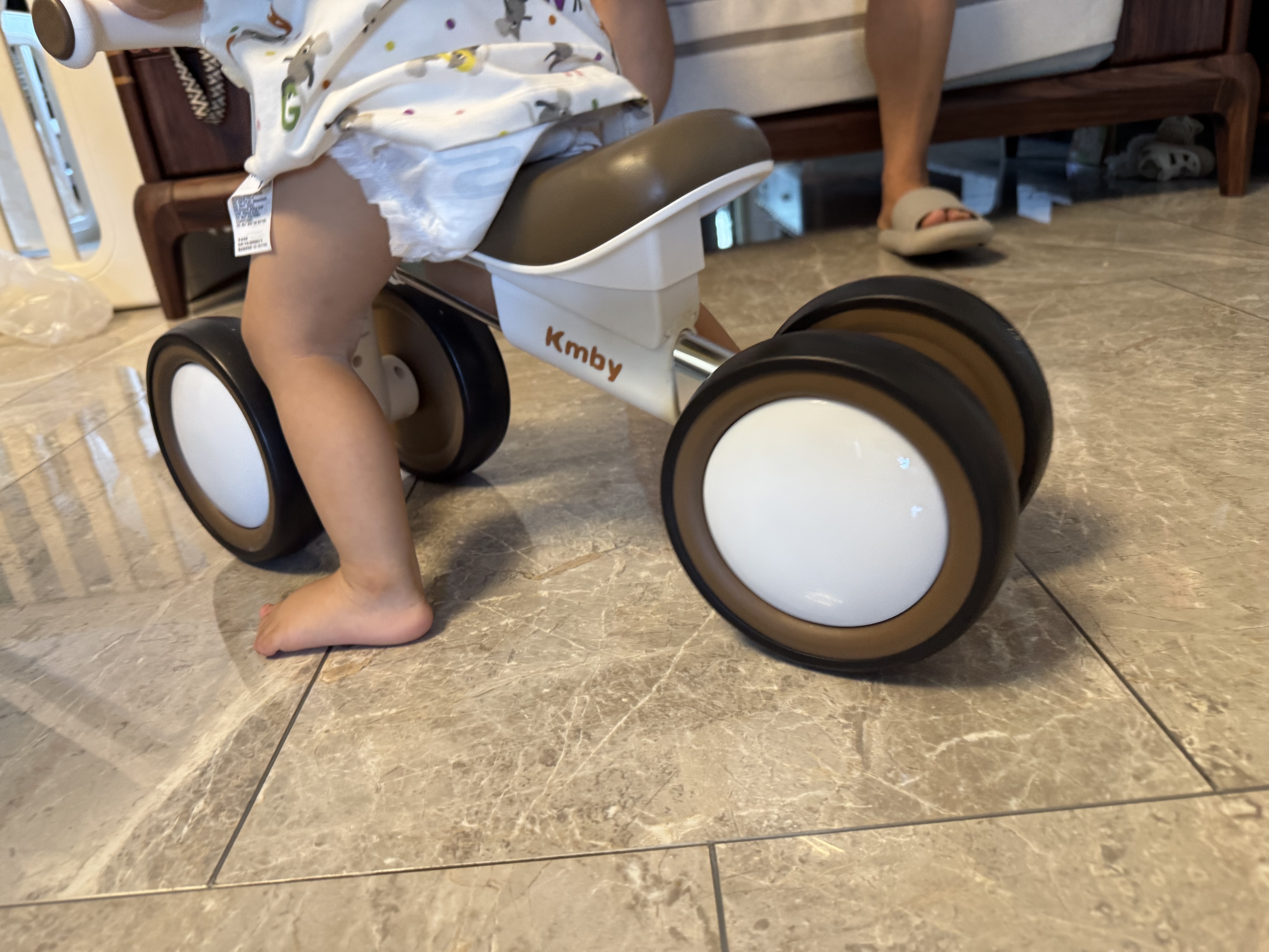 卡卡曼儿童平衡车1-3岁幼儿滑行车玩具宝宝四轮防侧翻滑步车婴儿溜溜车 卡其棕【金属车架+车座可调+闪光轮】 一岁小孩学步车平衡车滑滑车周岁生日礼物 实拍图