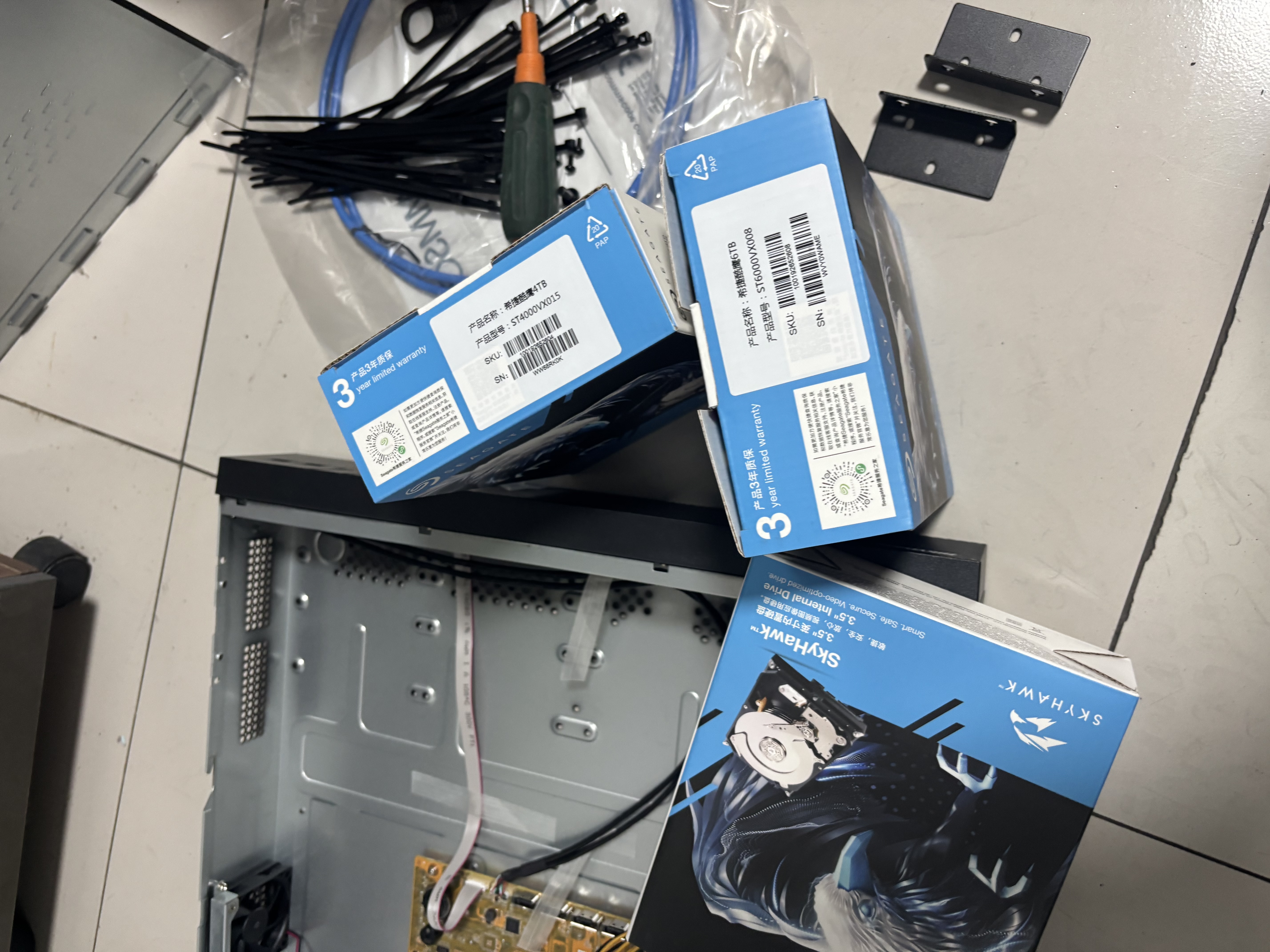 希捷（SEAGATE）监控硬盘 4TB 256MB SATA CMR垂直 机械硬盘 视频储存 数据恢复服务 希捷酷鹰 3.5英寸ST4000VX015 实拍图