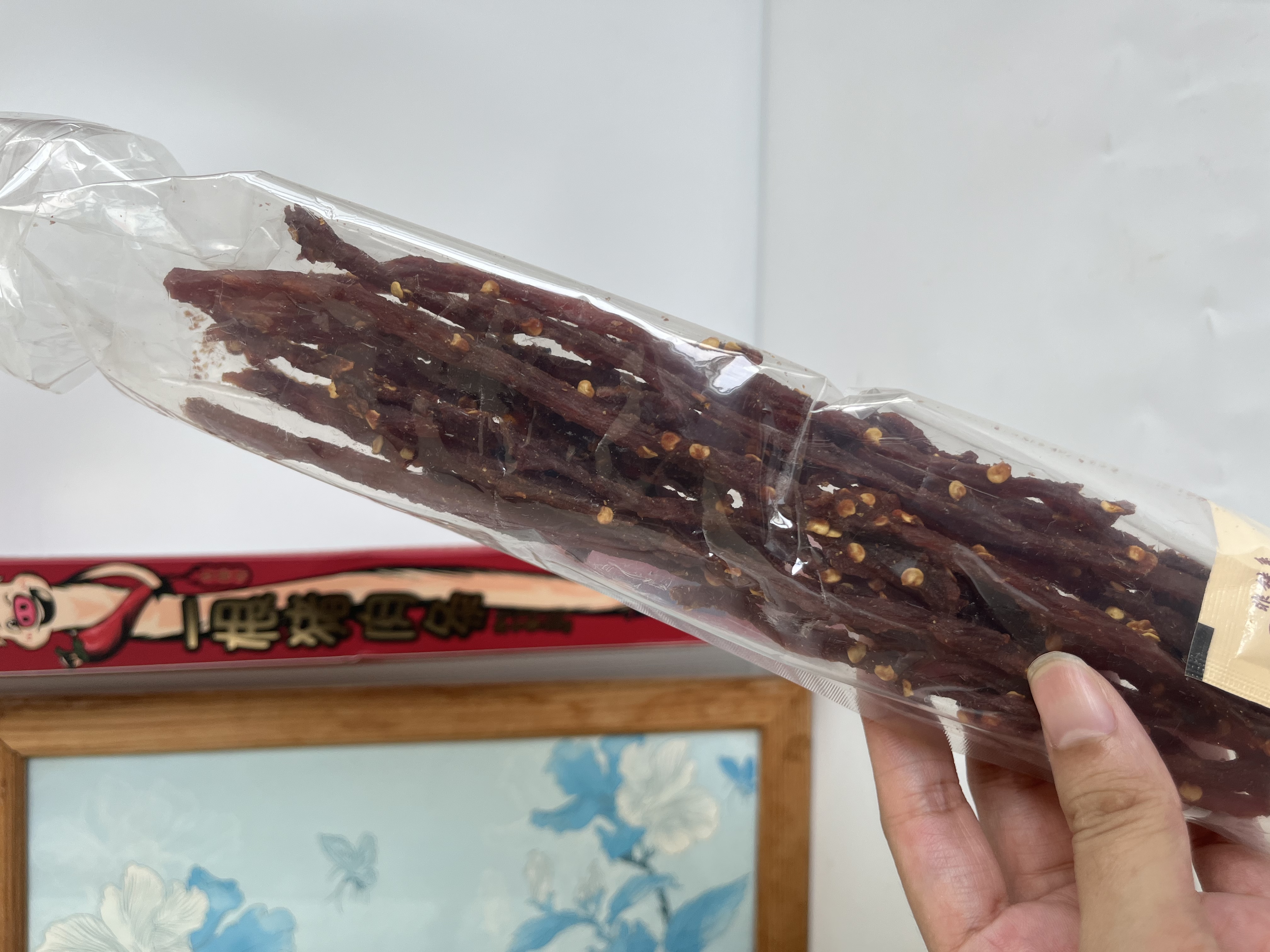 三只松鼠香辣味一根猪肉条68g/盒 风干猪肉干肉脯休闲解馋耐嚼小吃零食 实拍图