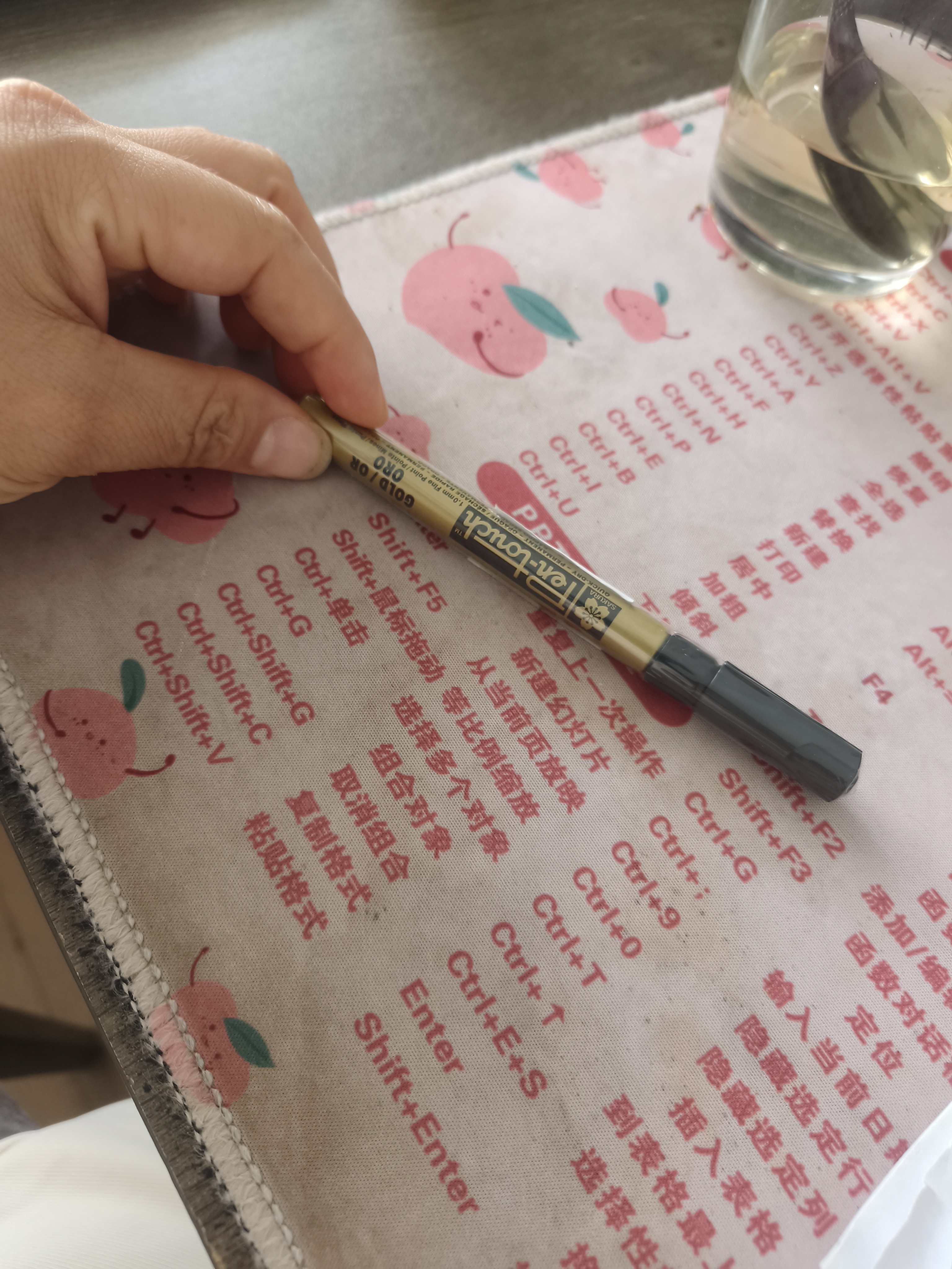 樱花（SAKURA）油漆笔金色1.0mm 签字笔记号笔马克笔年会签到笔 商务明星签名签到笔防水不掉色描金补漆手绘涂鸦 实拍图