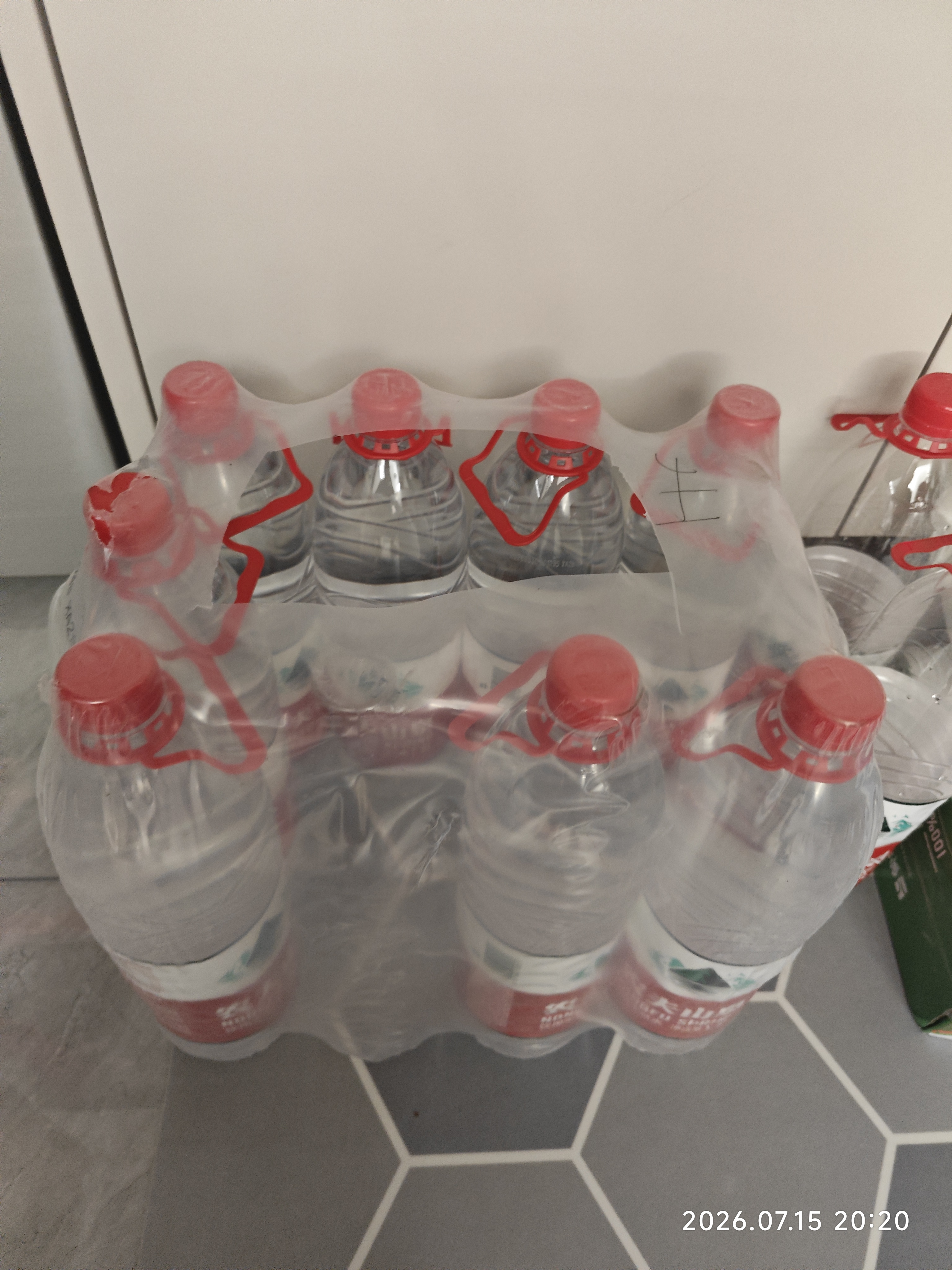 农夫山泉 饮用水 饮用天然水1.5L 1*12瓶  整箱装 塑膜随机发货 实拍图