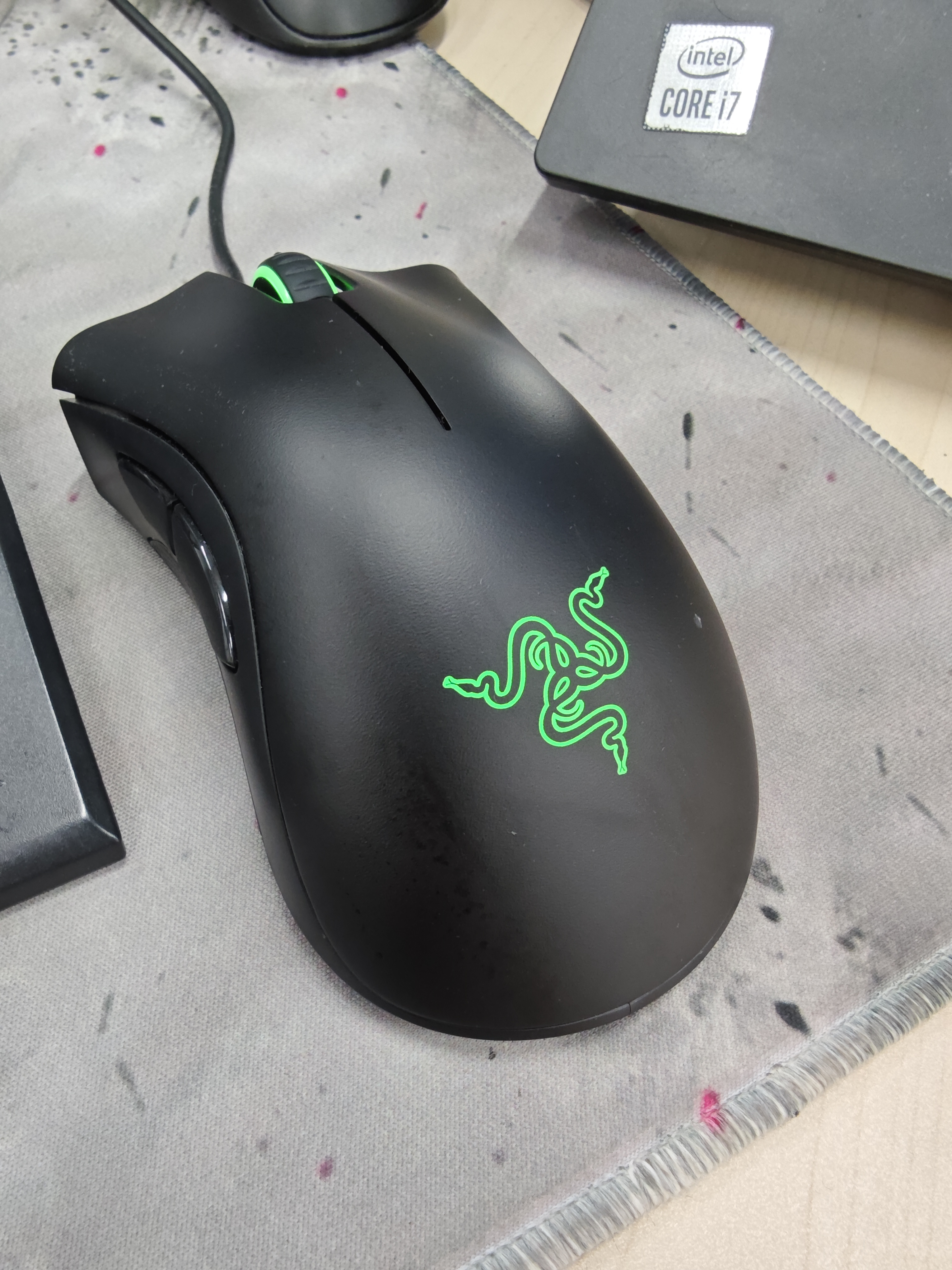 雷蛇（Razer）炼狱蝰蛇标准版有线鼠标 人体工学 电竞游戏 右手通用型 吃鸡/LOL/CSGO游戏鼠标 黑色 实拍图
