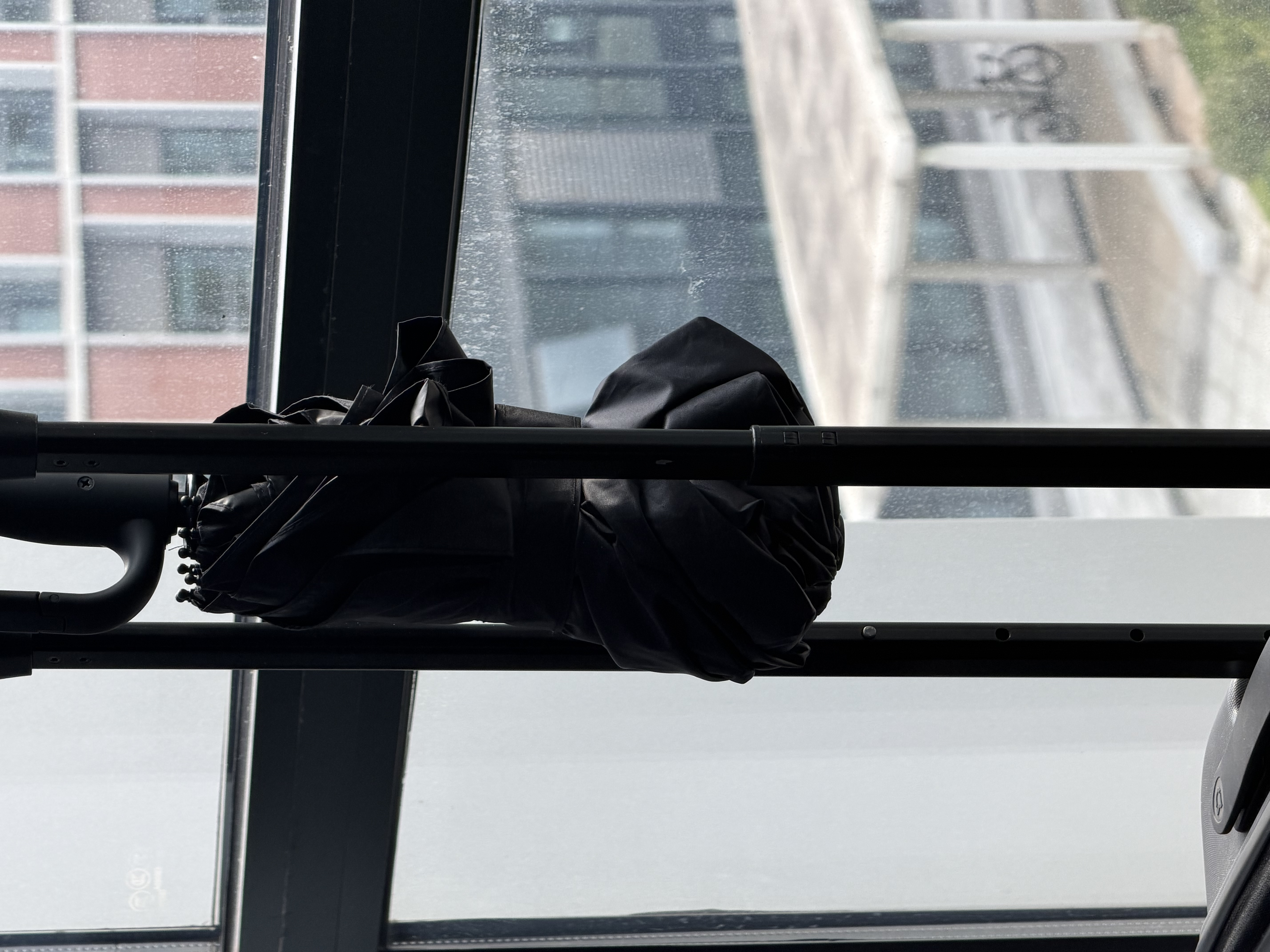京东京造 黑武士环扣全自动雨伞加固加厚晴雨两用大号十骨【可挂包】105cm 实拍图