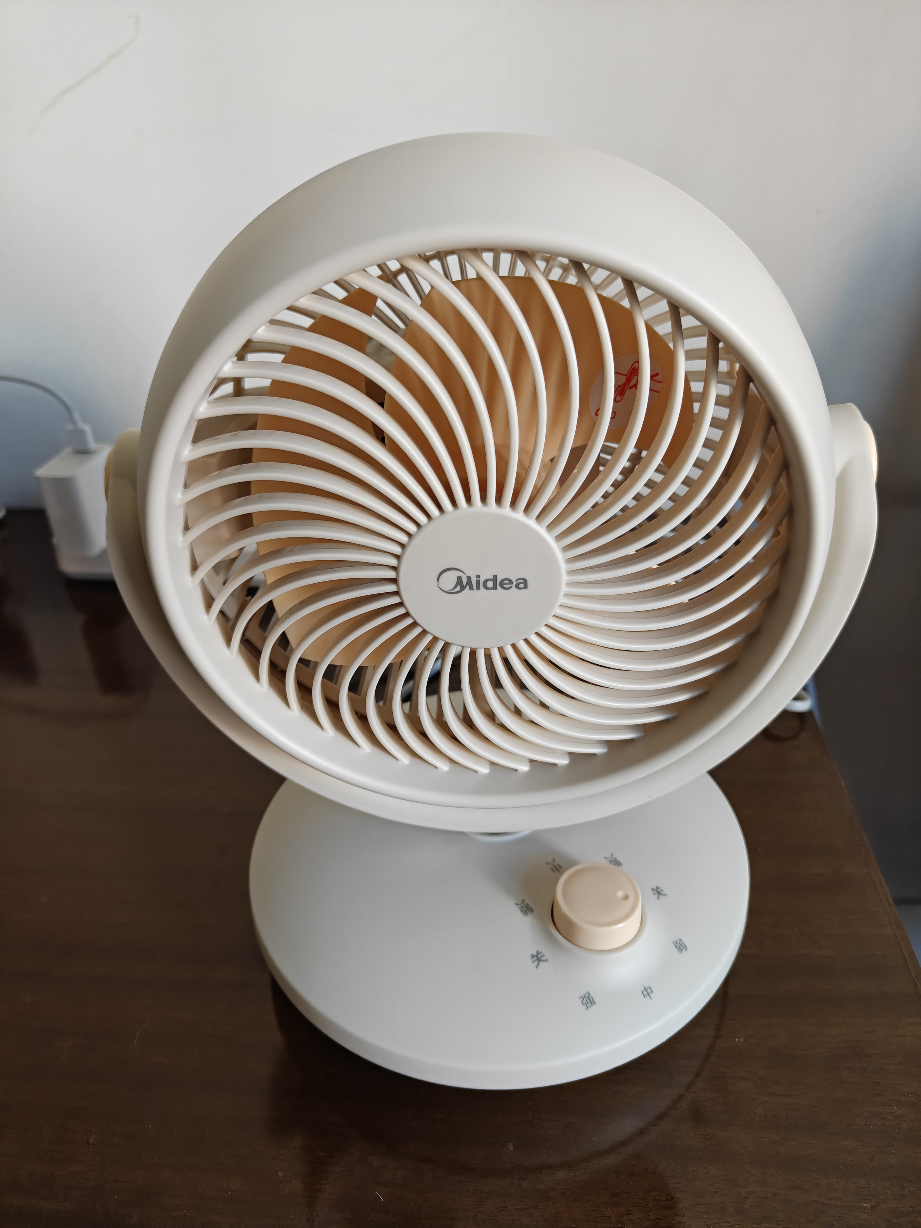 美的（Midea）【小型风扇】轻音台式桌面空气循环扇家用柔风电风扇宿舍办公迷你台扇落地扇空调伴侣 GAF18AD 实拍图