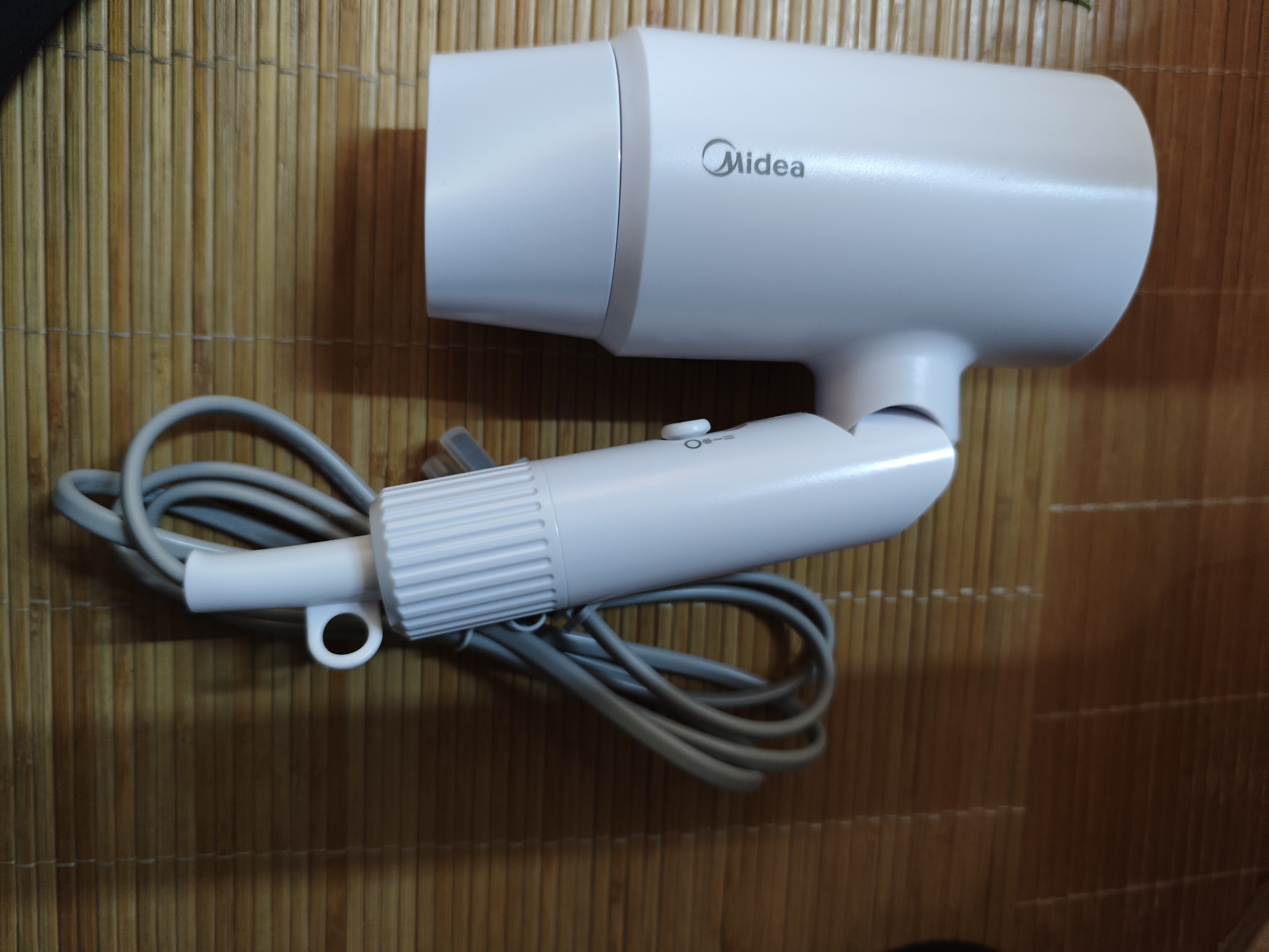 美的（Midea）八千万负离子护发电吹风 折叠便携吹风机 大功率快干家用吹风筒FZ101(LN)1800W 节日礼物 实拍图