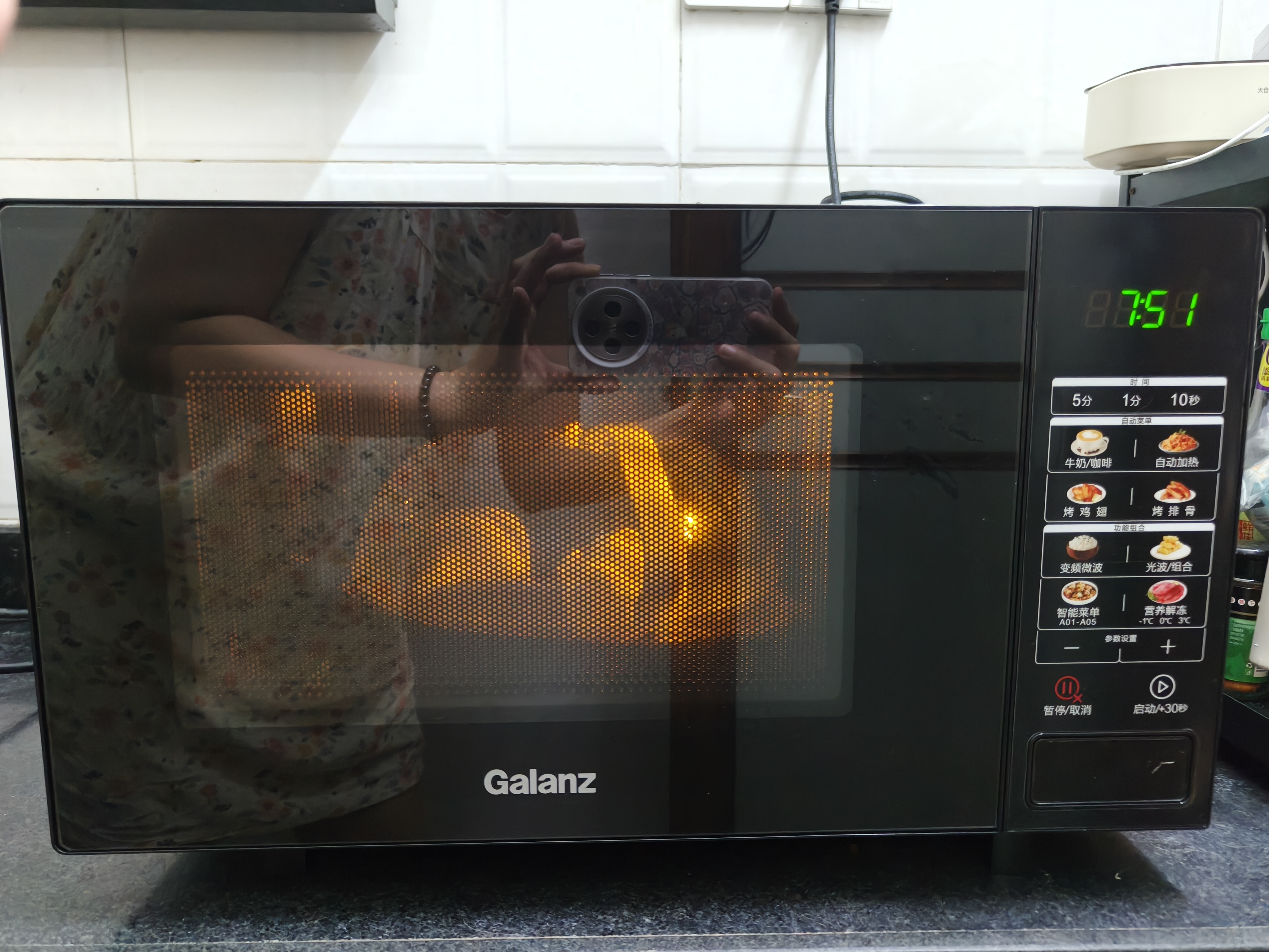 格兰仕（Galanz）变频微波炉烤箱一体机光波炉900瓦大功率速热家用23L大容量平板易清洁省电一级能效智能菜单烧烤 2026新升级彩膜BM1(S2) 实拍图