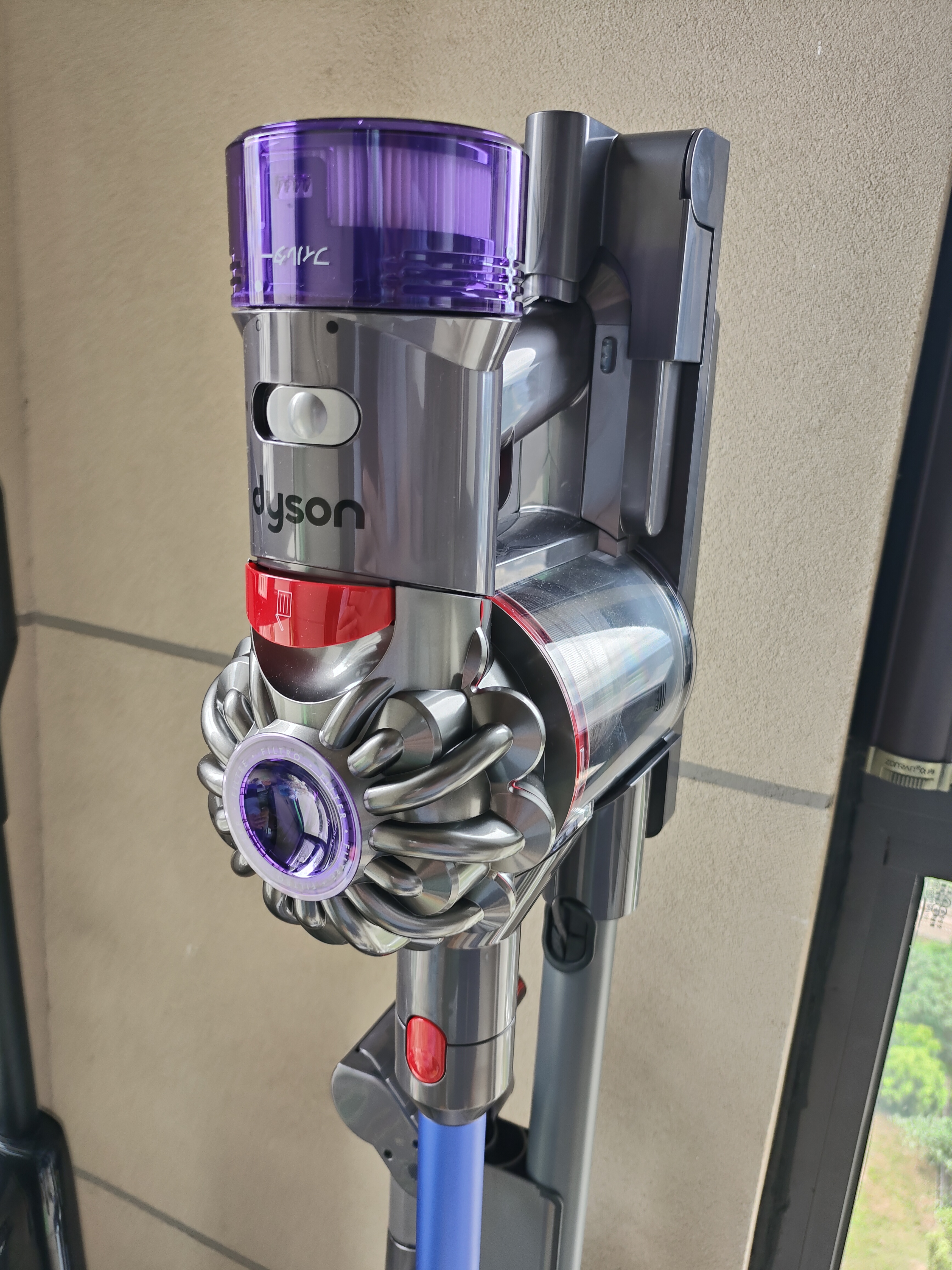 戴森（DYSON）V8 Slim Fluffy Extra SV10K 无线手持吸尘器 轻量家用 清洁除螨 强大吸力 可车载 价保618 实拍图