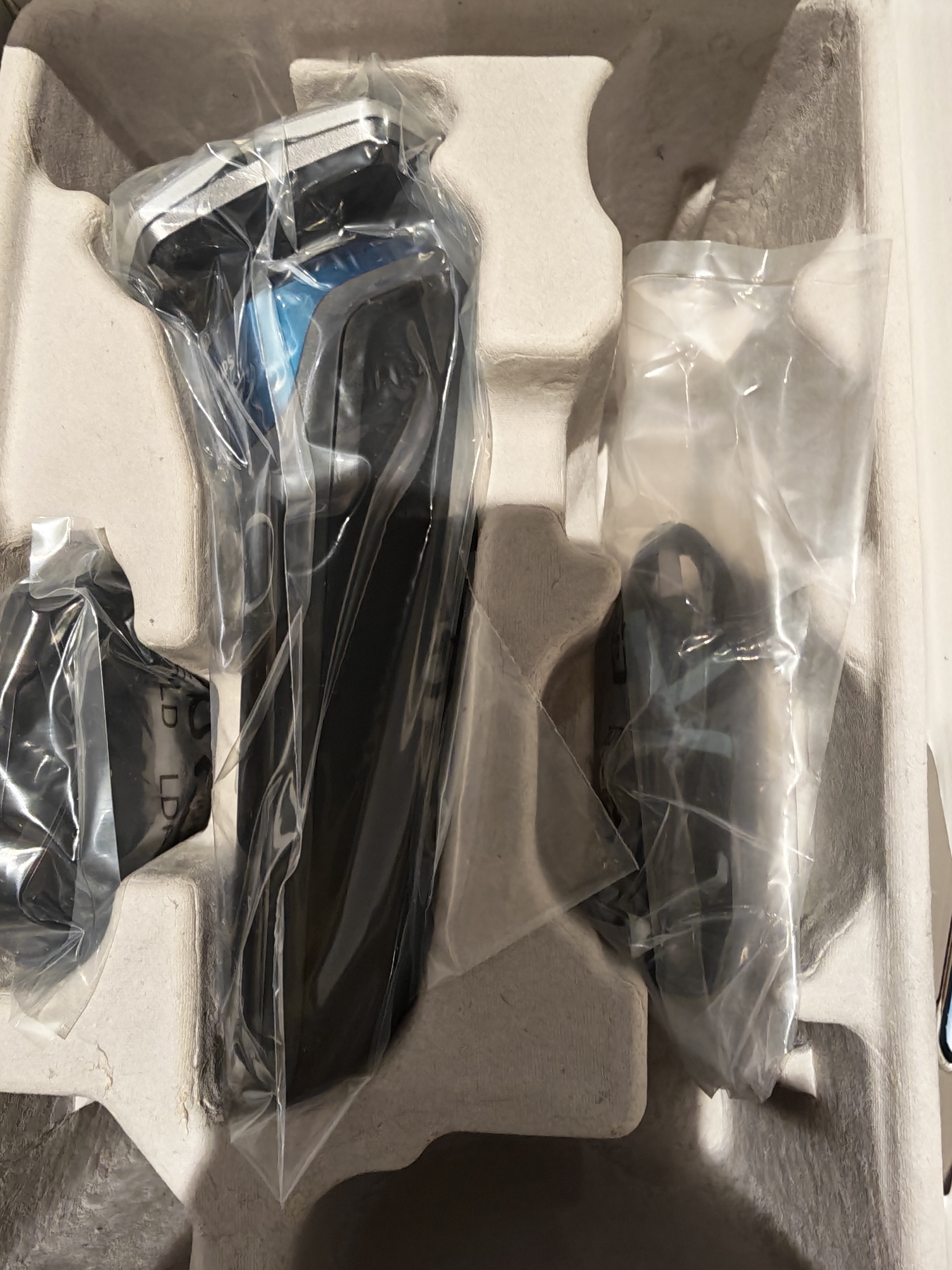 飞利浦新款男士电动剃须刀5系Pro微提切科技SkinIQ智能高端刮胡刀 清洁仓 生日礼物送男生 实拍图
