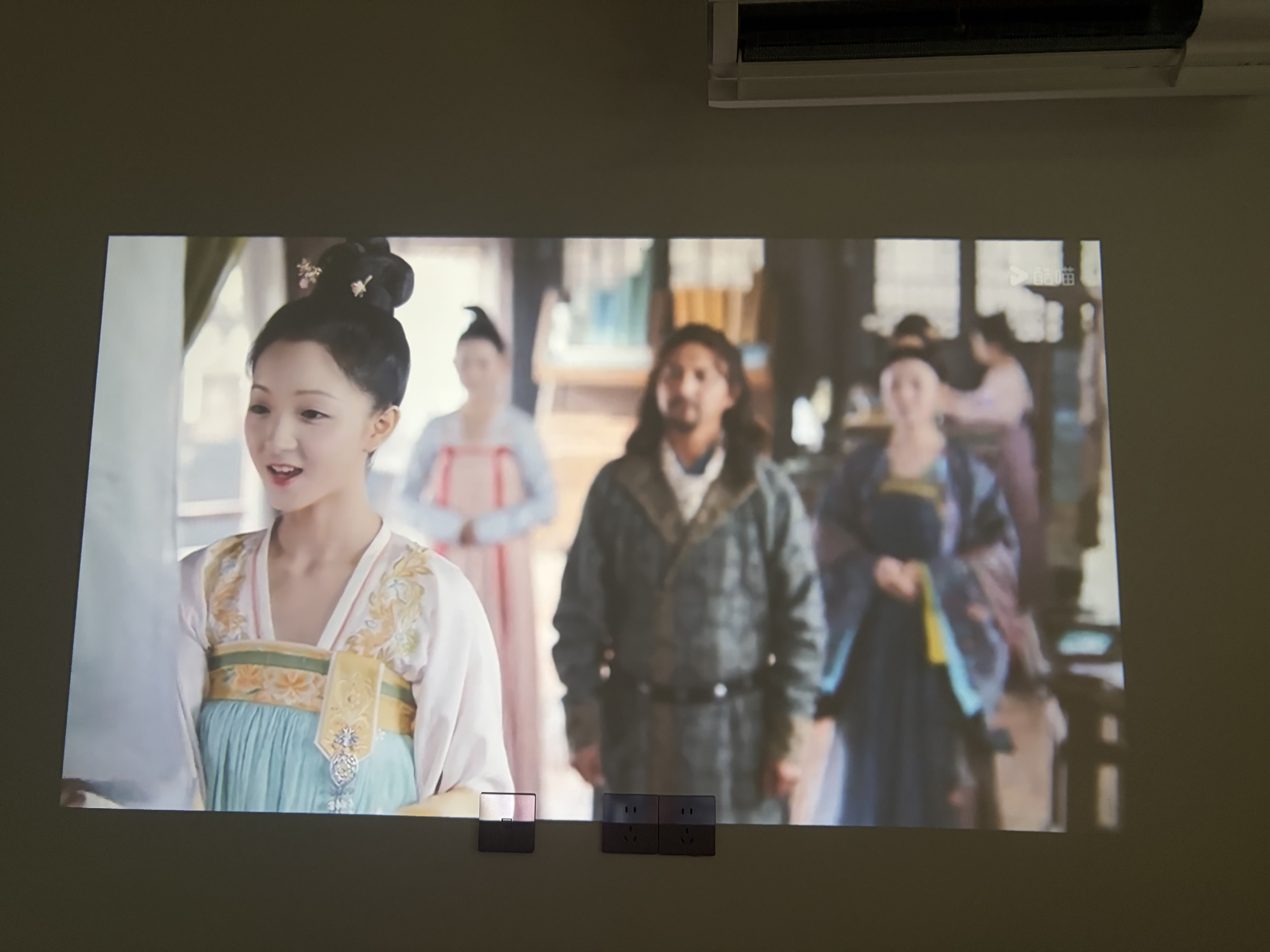 Rigal（瑞格尔）C1 智慧云台家用投影仪智能投影机卧室手机投影电视(TOF无感对焦 真1080P 家庭影院) 实拍图