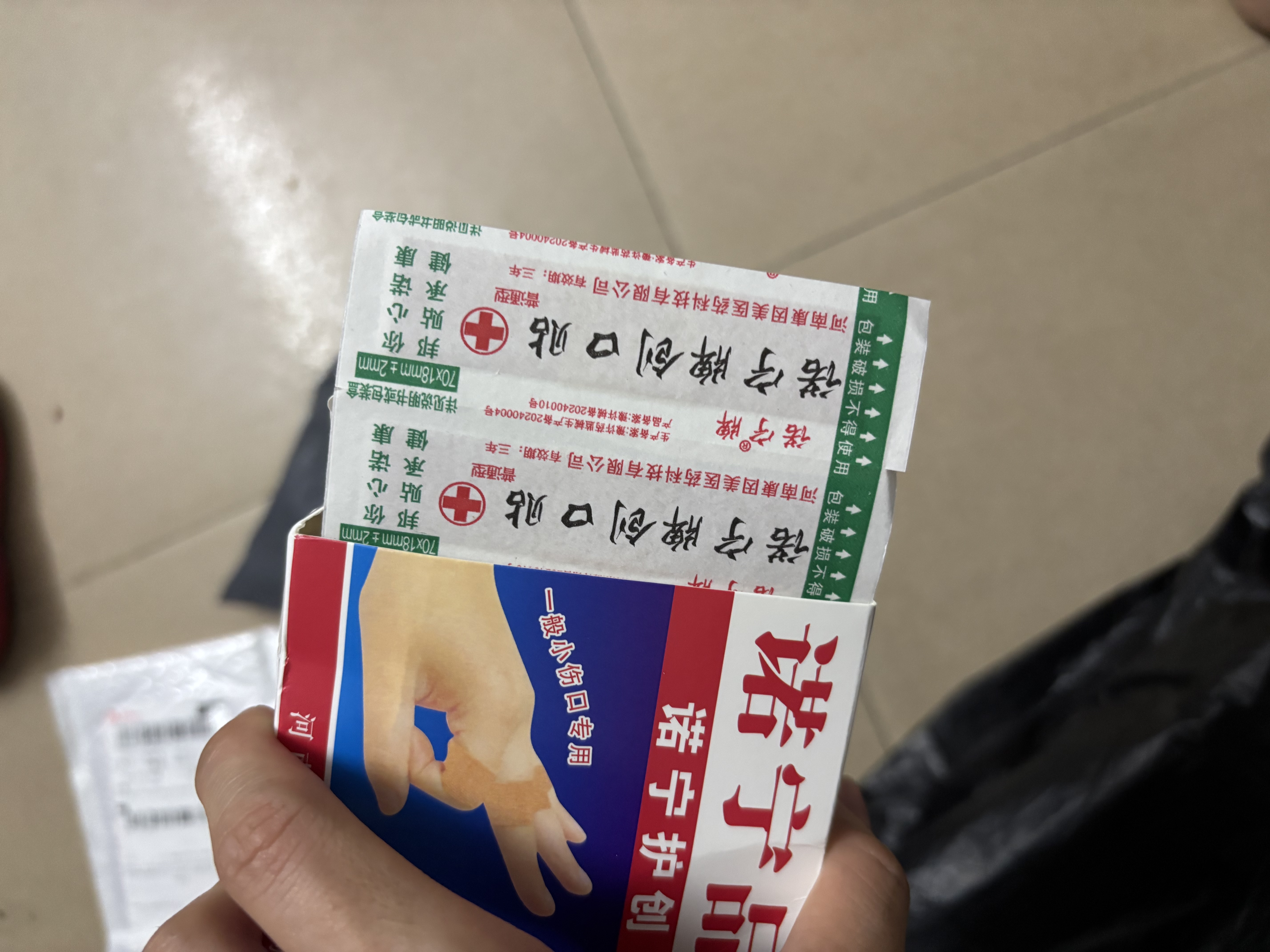 诺宁创口贴普通型强粘透气无菌敷贴防磨脚贴常备小擦伤愈 诺宁创口贴100片装*1盒 实拍图