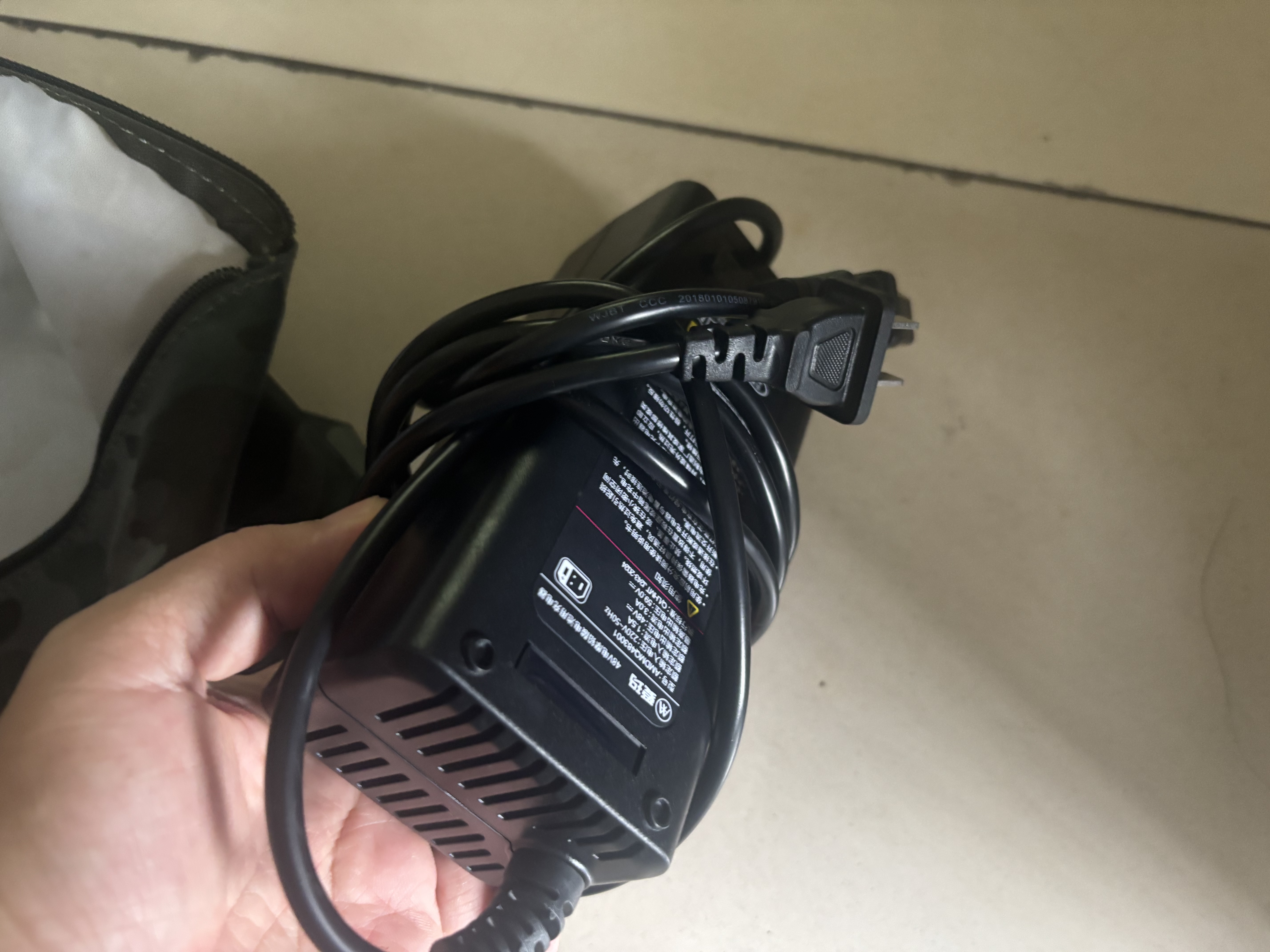 爱玛（AIMA）48V20Ah新国标接口铅酸充电器适用48V3A爱玛电动车电摩原装充电器【官方正品 拒绝翻新】 实拍图