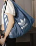 adidas「云朵包」牛仔风大容量运动挎包女子阿迪达斯官方三叶草 制服蓝 NS 实拍图
