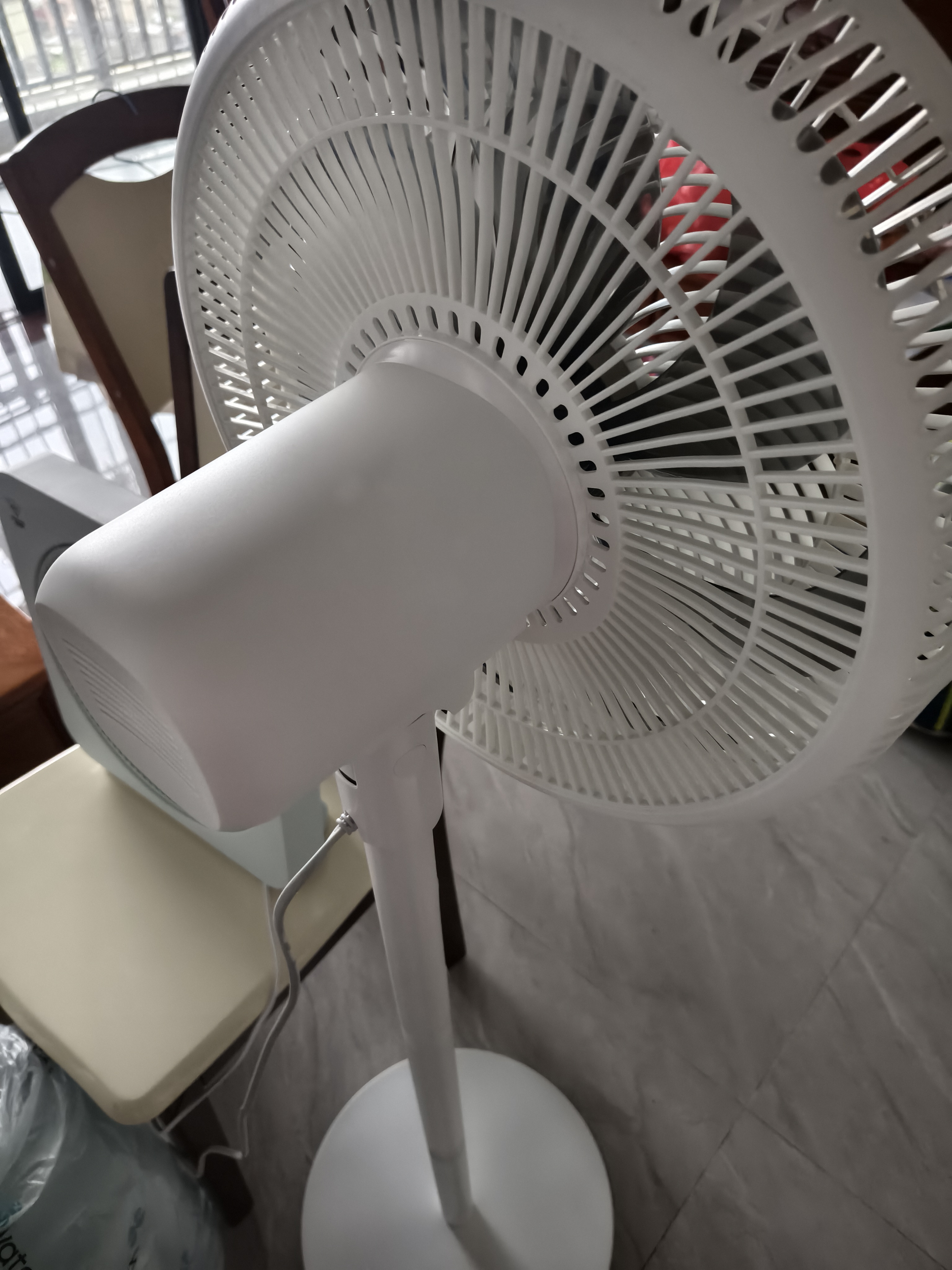 美的（Midea）【飓风节能】七叶柔风立式电风扇/家用轻音落地扇/台式小型风扇/大风力遥控定时摇头风扇 SAH35BSJ 实拍图