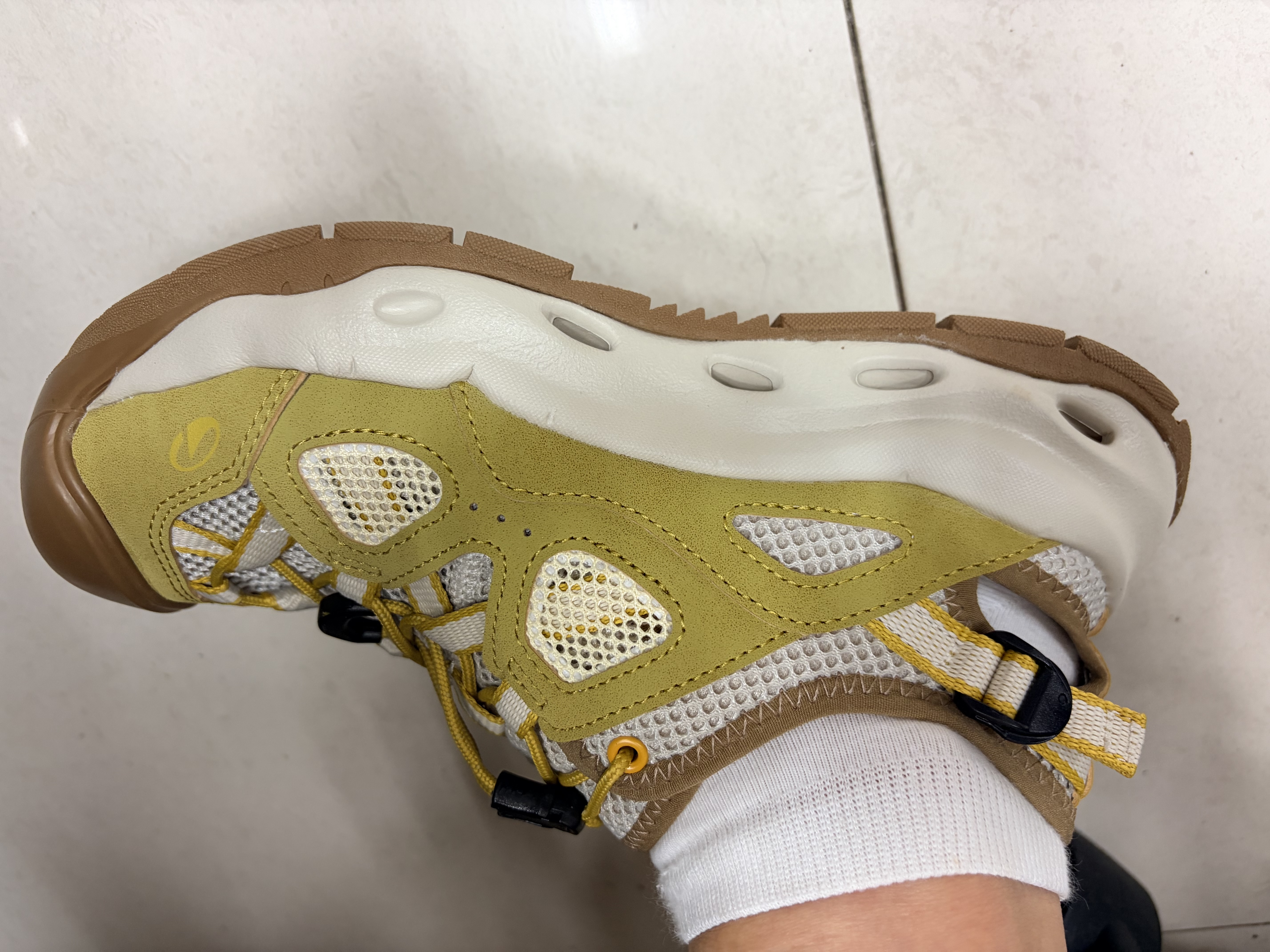 迪卡侬（DECATHLON）溯溪鞋女户外登山涉水鞋沙滩郊野徒步防滑凉鞋夏日NH900洞洞鞋 金绿色 36 实拍图