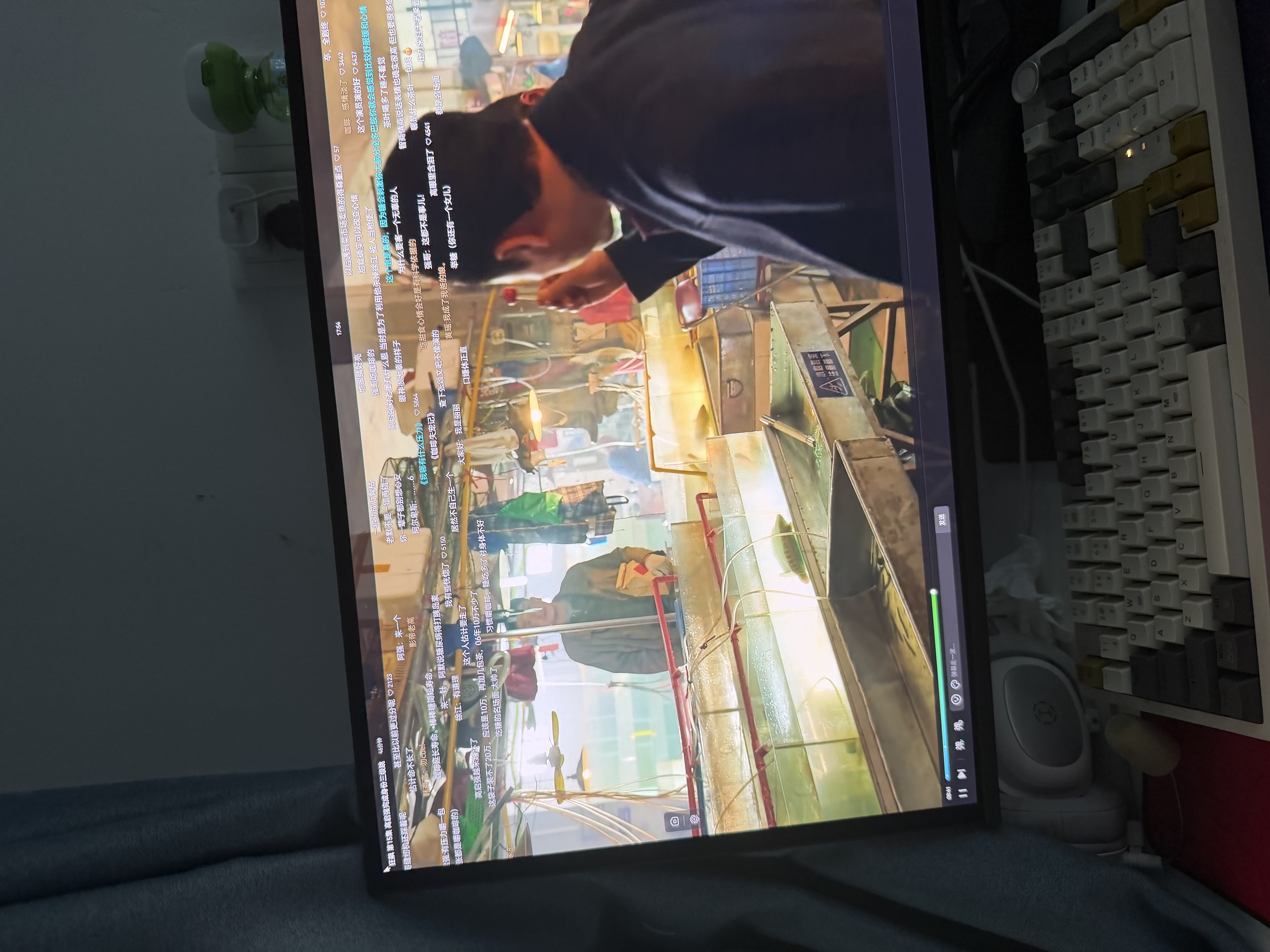 泰坦军团 26.5英寸 QD-OLED镜面屏 4K 240Hz 满血HDMI2.1 C口65W 硬件低蓝光 内置音箱 电竞显示器 G27T8W 实拍图