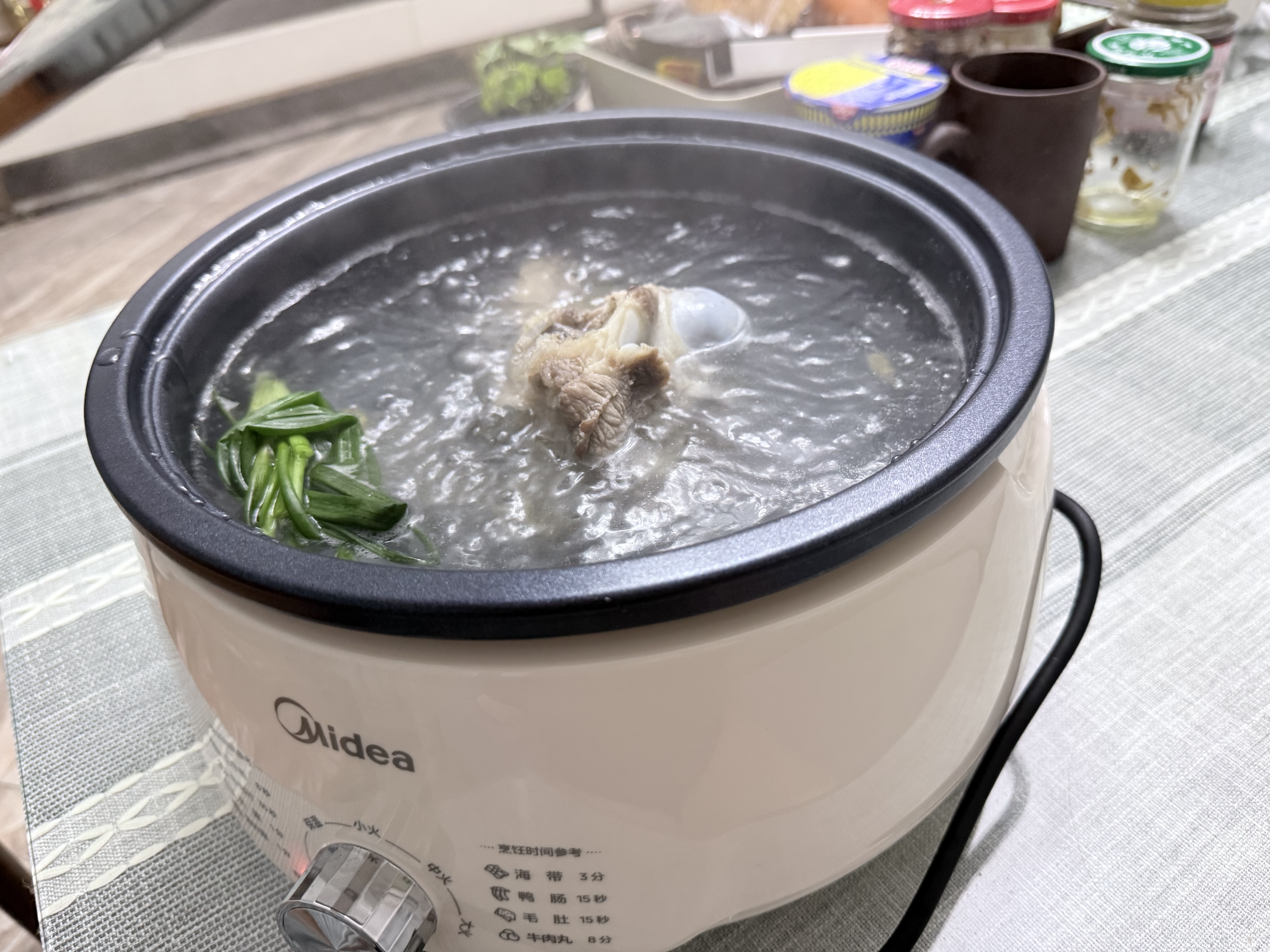 美的（Midea）电火锅电煮锅分体式可拆洗家用多功能锅4.5L大容量火锅专用锅不粘锅MC-HGE3026 实拍图