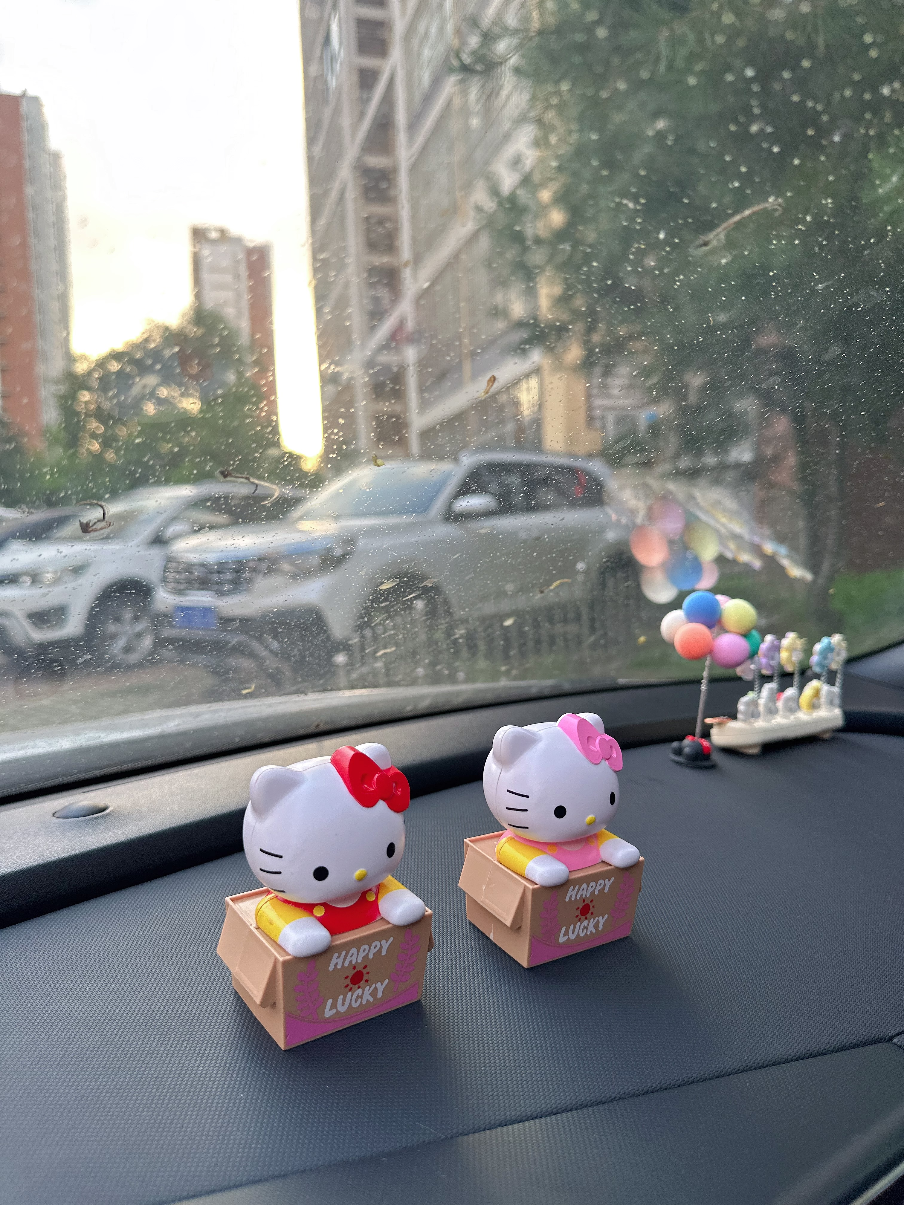 繁夏汽车内饰摆件2个太阳能KT猫摇摇乐汽车中控台装饰品摆件摇头公仔 实拍图