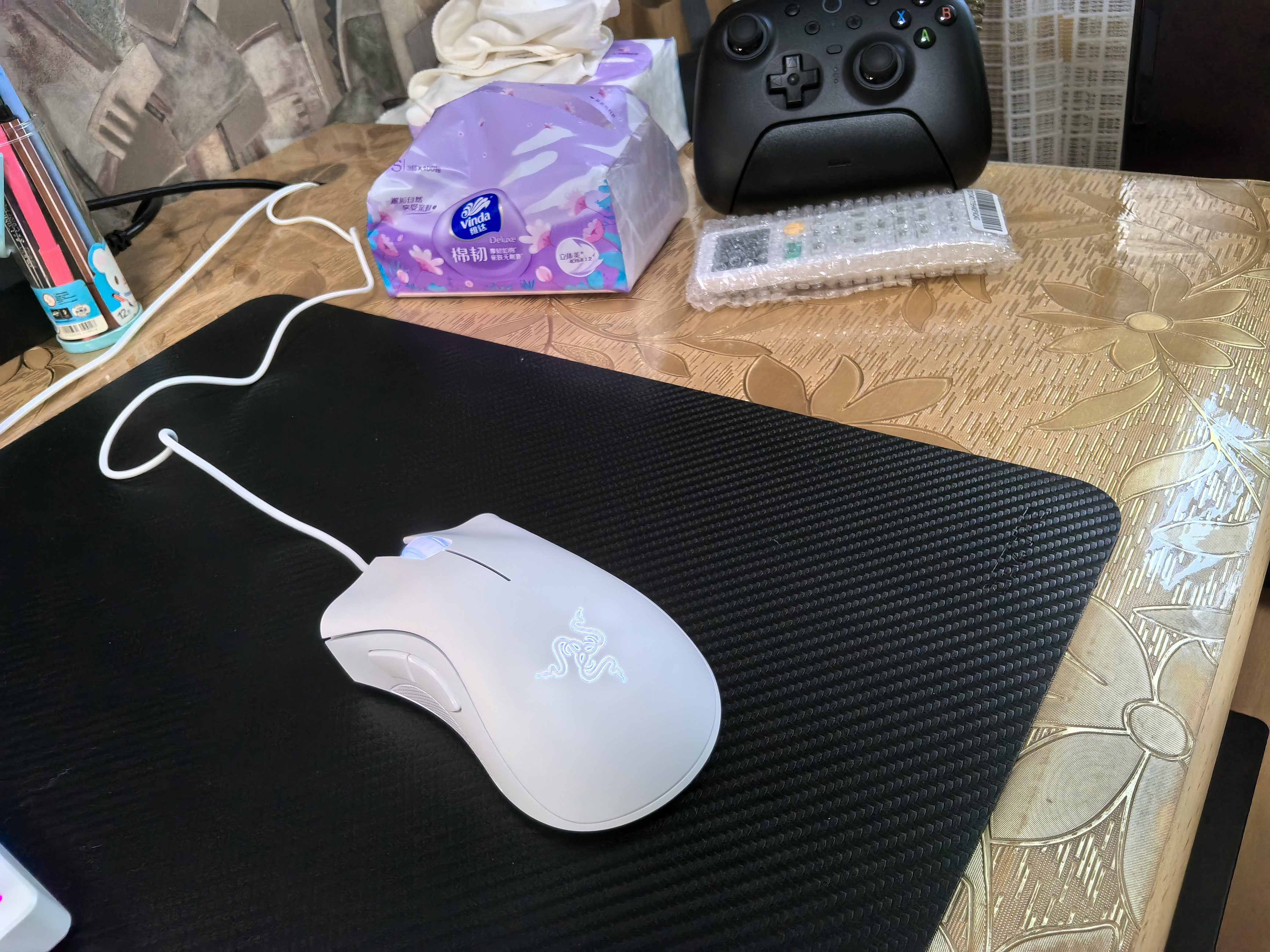 雷蛇（Razer）炼狱蝰蛇标准版有线鼠标 人体工学  电竞游戏 右手通用型 吃鸡/LOL/CS GO游戏鼠标 白色 实拍图