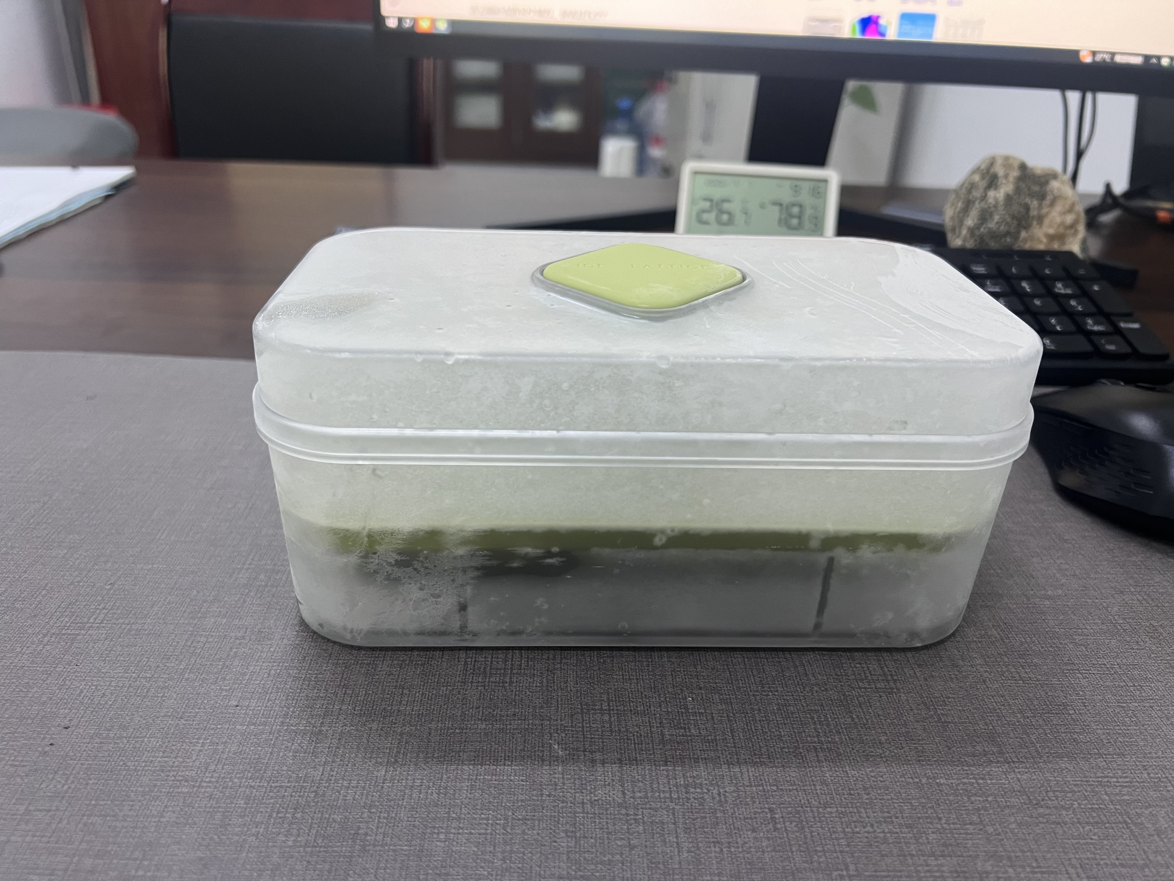 京东京造 冰块模具 冰格制冰模具冰块盒制冰神器厨房配冰铲 （单层32粒） 实拍图