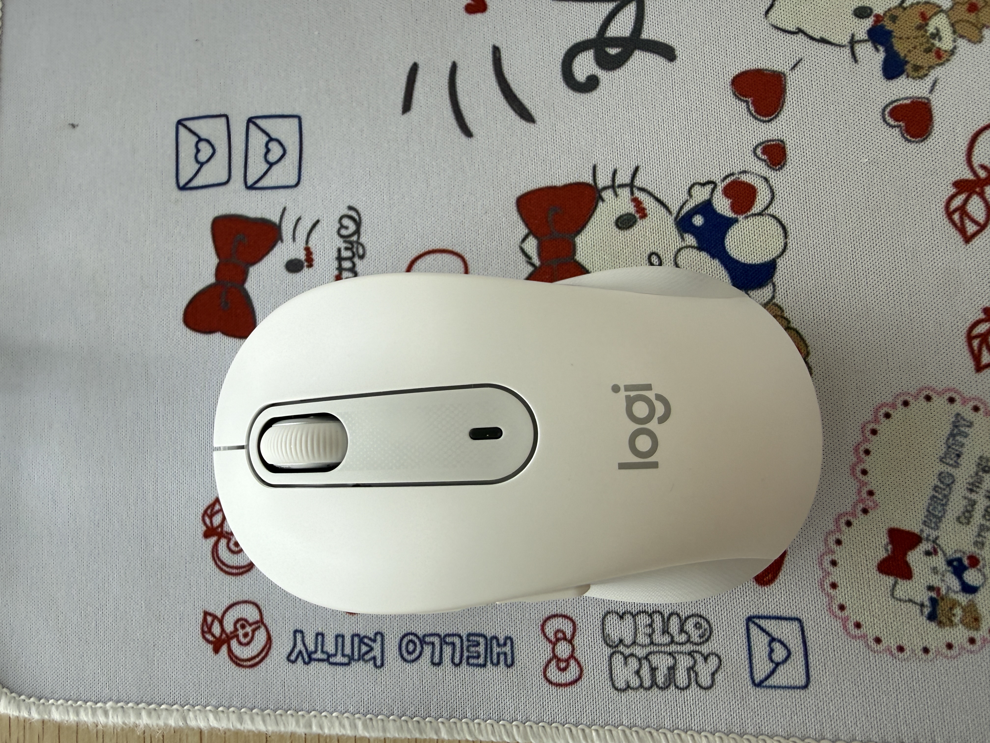 罗技（Logitech）M650 M 鼠标 无线蓝牙鼠标 对称鼠标 白色 带Logi Bolt USB接收器 实拍图