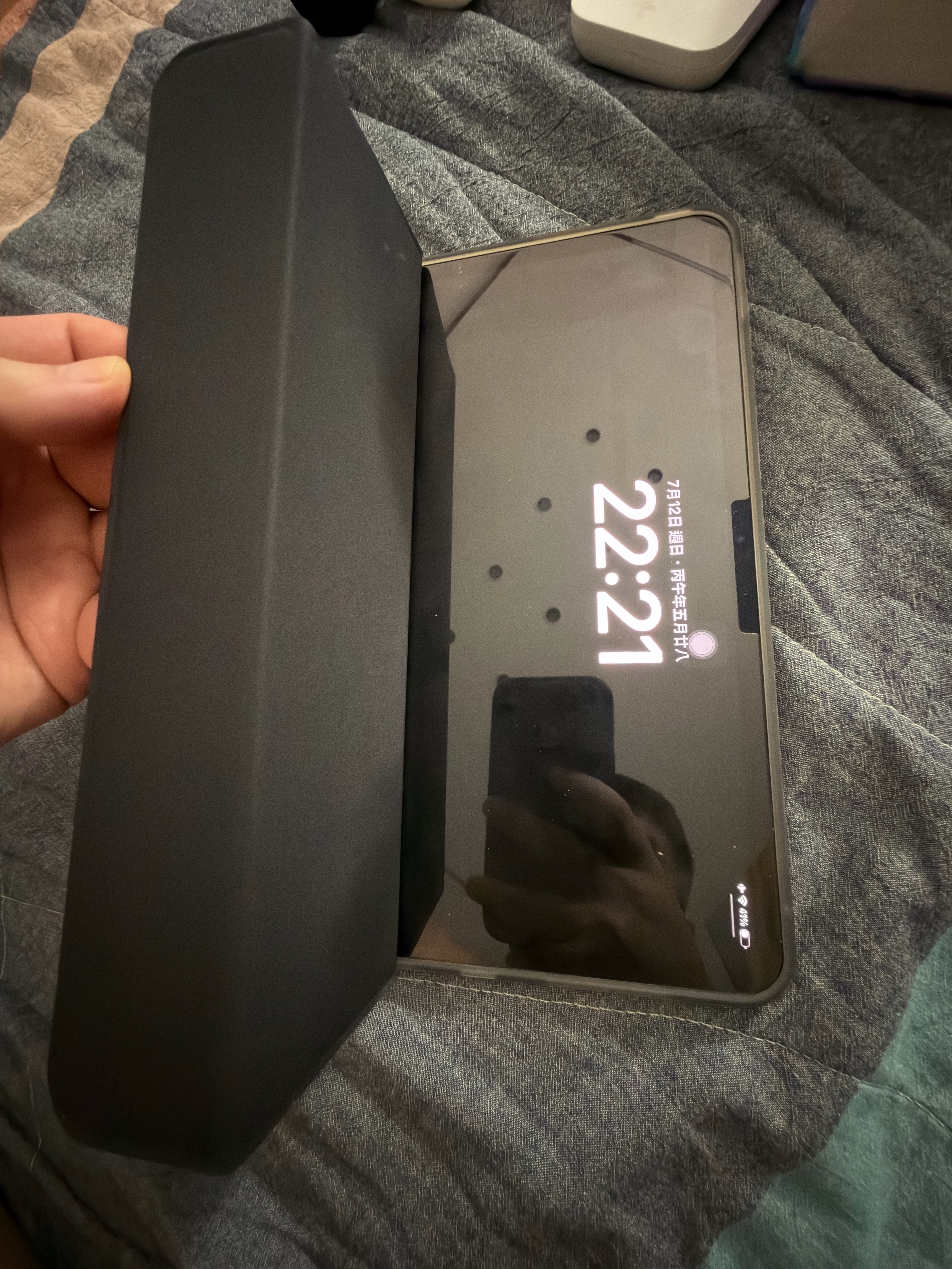 京东京造iPad Pro 11英寸 平板保护套 2024款 平板电脑保护壳三折支架超薄防摔硅胶套 半透黑 实拍图