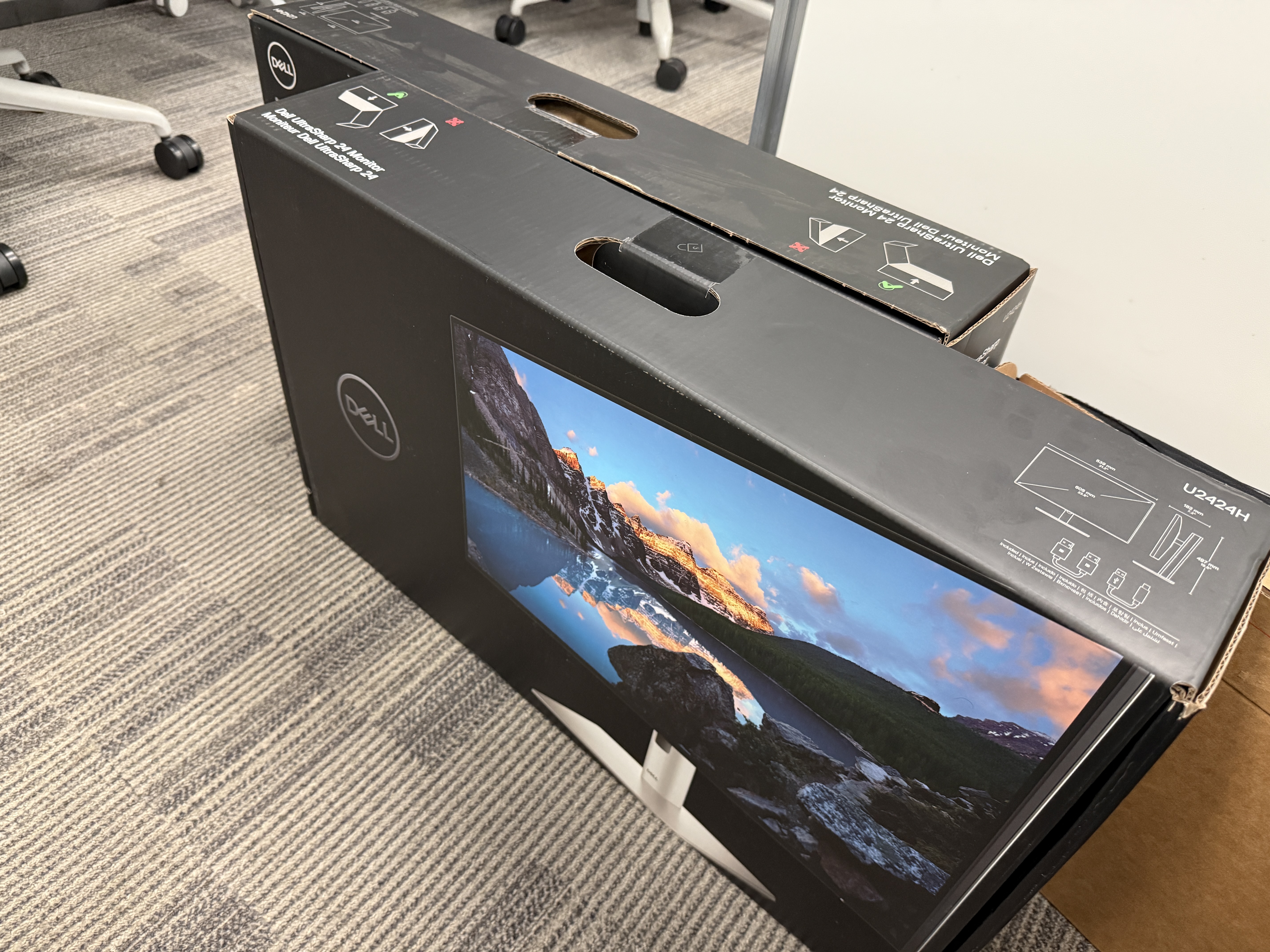 戴尔（DELL）UltraSharp 24英寸 办公显示器 FHD IPS 120Hz 高刷 Type-C15W手机充电 旋转升降 U2424H 实拍图