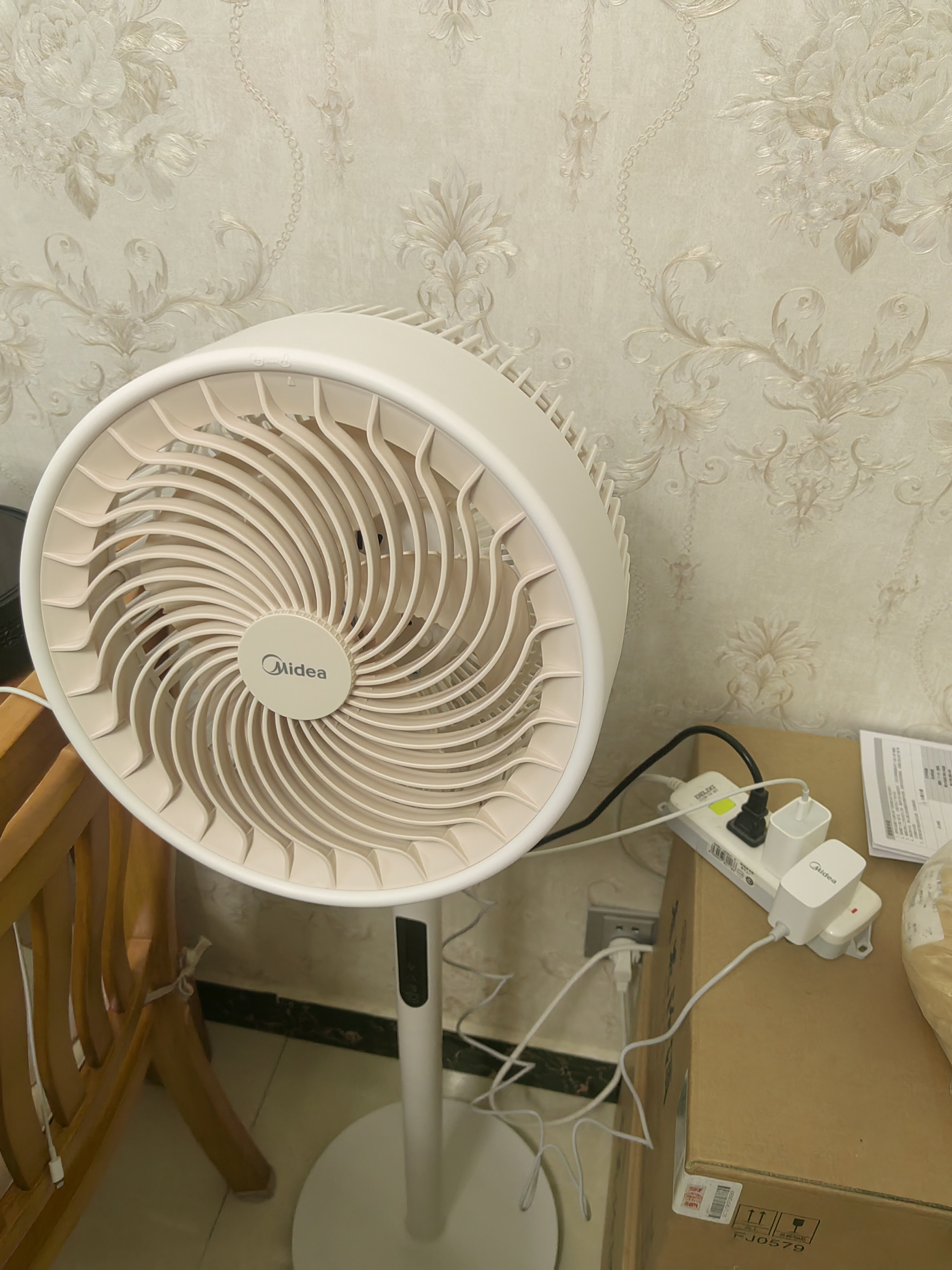 美的（Midea）【变频轻音】空气循环扇家用语音遥控电风扇 一级能效静音落地扇 卧室桌面大风力小风扇 GDJ24SHG 实拍图