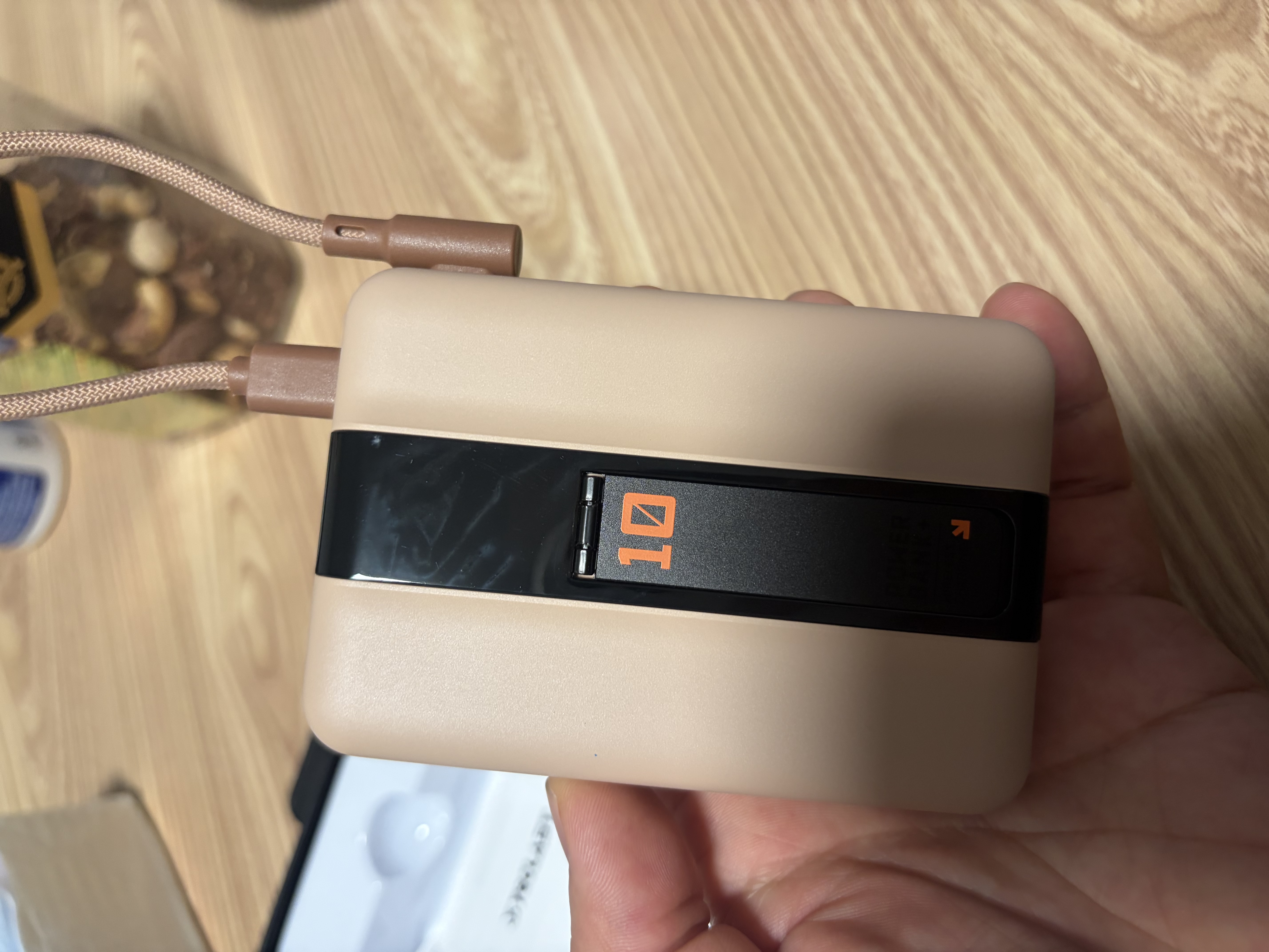 台电（TECLAST）磁吸充电宝【3C认证】10000毫安时自带线20W快充轻薄三合一可上飞机移动电源适用于苹果安卓奶杏黄 实拍图