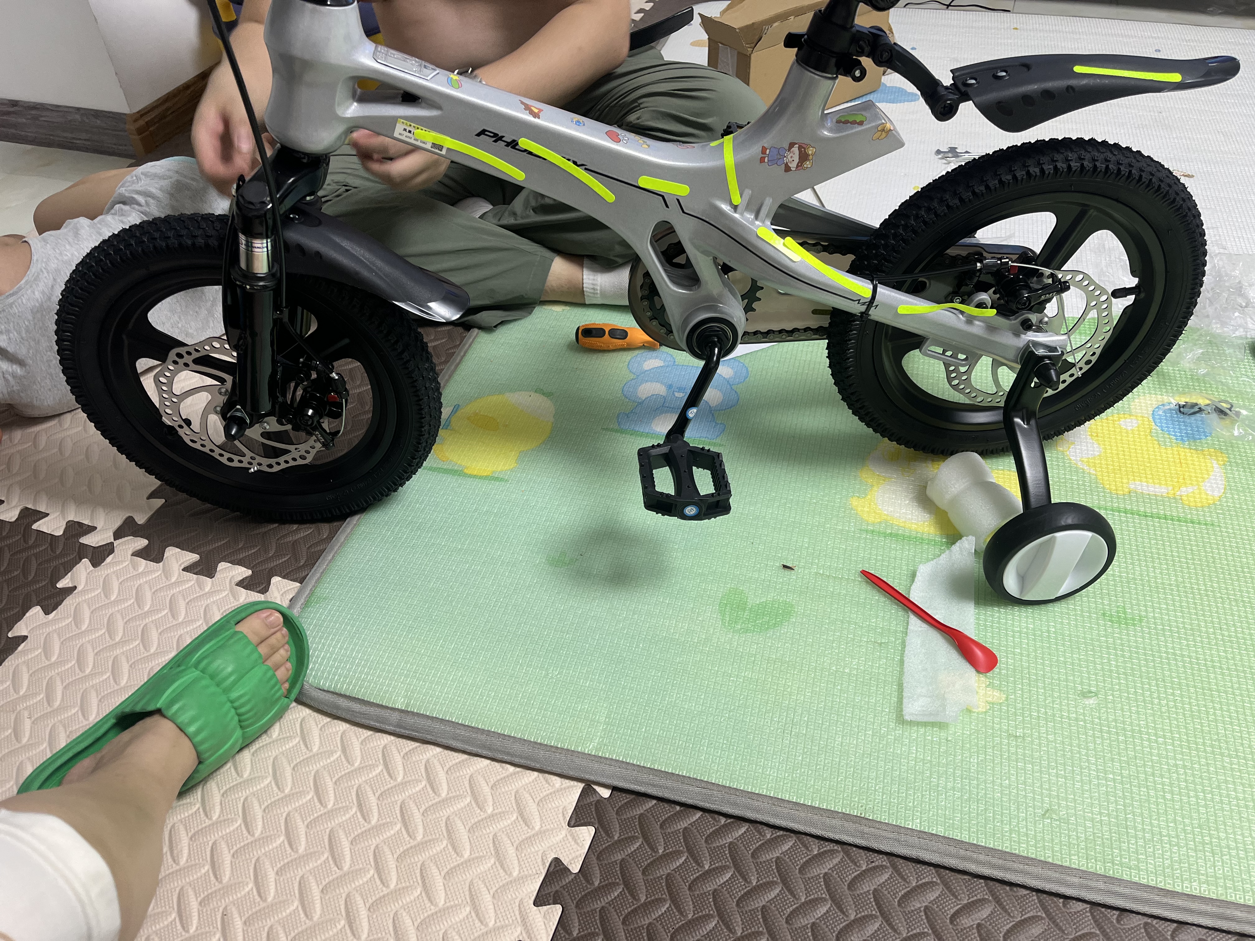 凤凰儿童自行车轻量镁合金学生小孩单车带辅助轮3-6-10-12岁小中大童 推荐：【顶配-碟刹一体轮】科技银丨大礼包+98%已安装 14寸（目前身高105-115cm选择） 实拍图