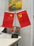 红旗摆件家用客厅装饰品办公室国旗党旗办公桌会议室五星红旗摆件 黑底大号旗帜（毛爷爷天天向上）高约38cm 实拍图
