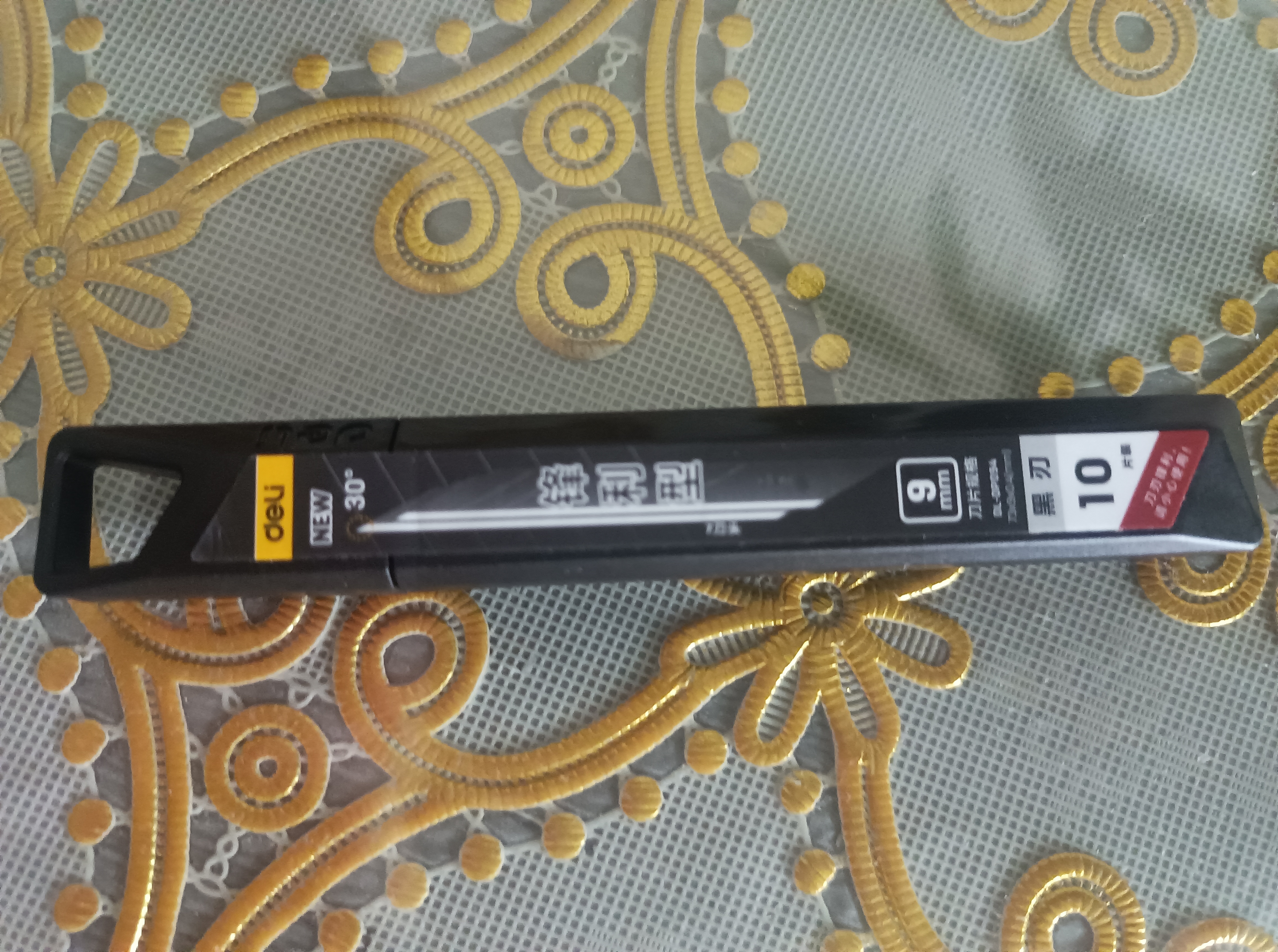 得力（deli） 30°角小号黑色美工刀片 耐磨黑刀片精雕细刻 9mm宽7刀头 5盒共50片丨SK5合金钢 刀刃锋利 实拍图