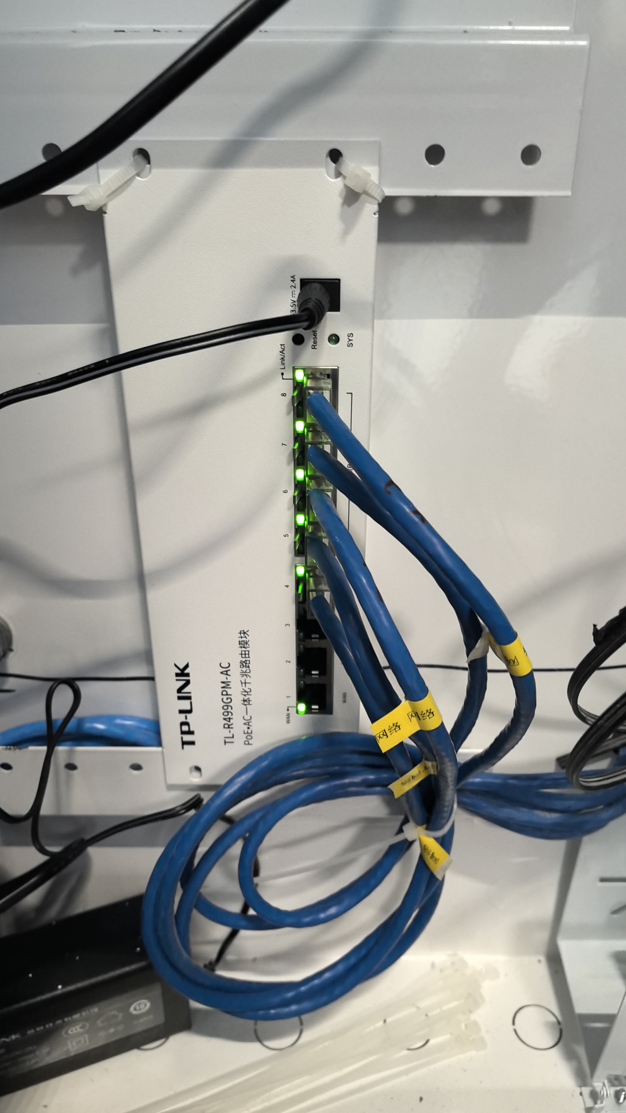 普联（TP-LINK） 千兆8口一体化有线弱电箱路由模块 7口支持POE供电 AP管理 PoE·AC一体机  TL-R499GPM-AC 实拍图