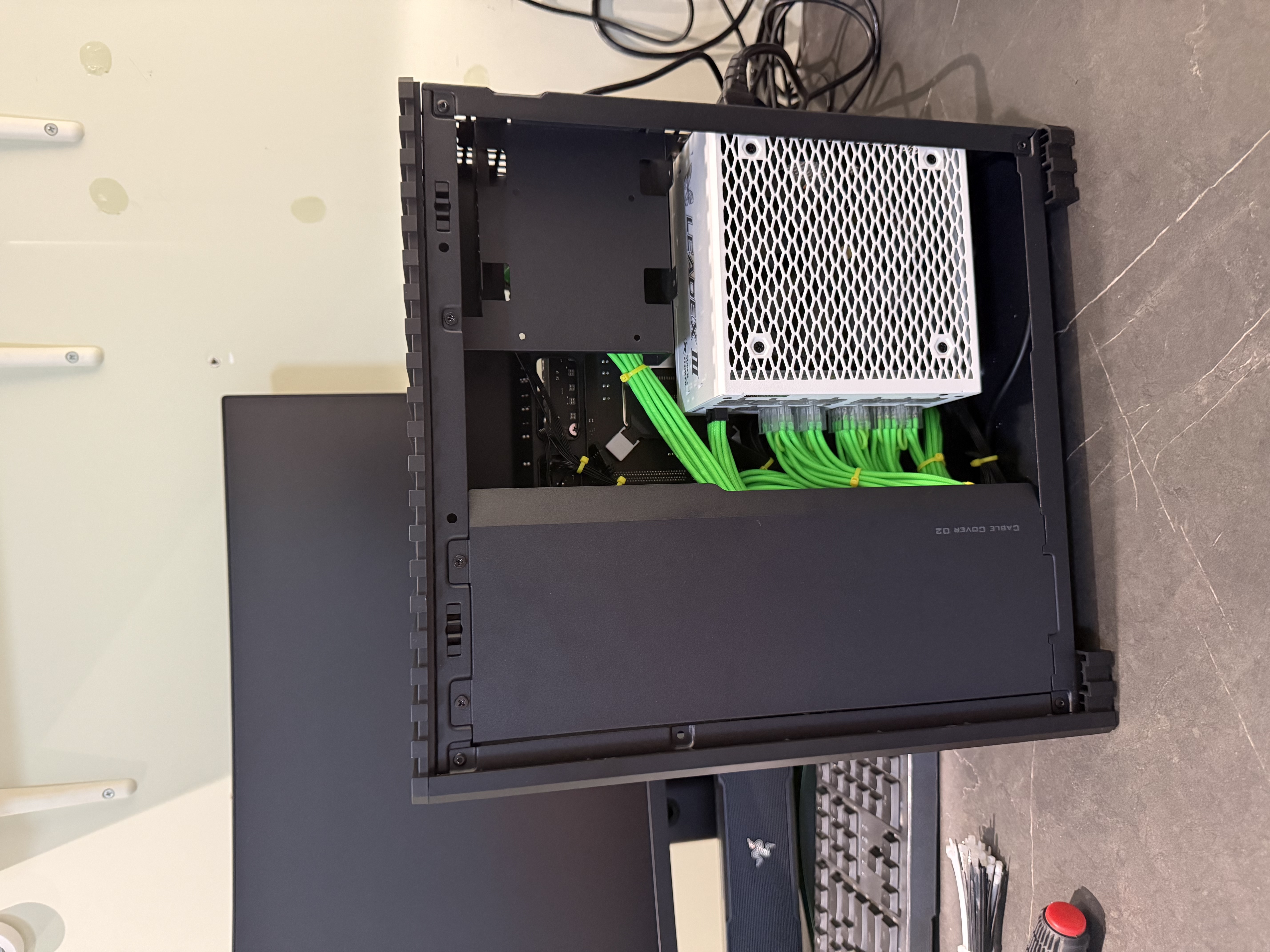 乔思伯（JONSBO）D34 黑色 MATX海景房机箱（280冷排/ATX电源/Type-c Gen2 10Gbps+/垂直风道/数码监控屏/背插） 实拍图