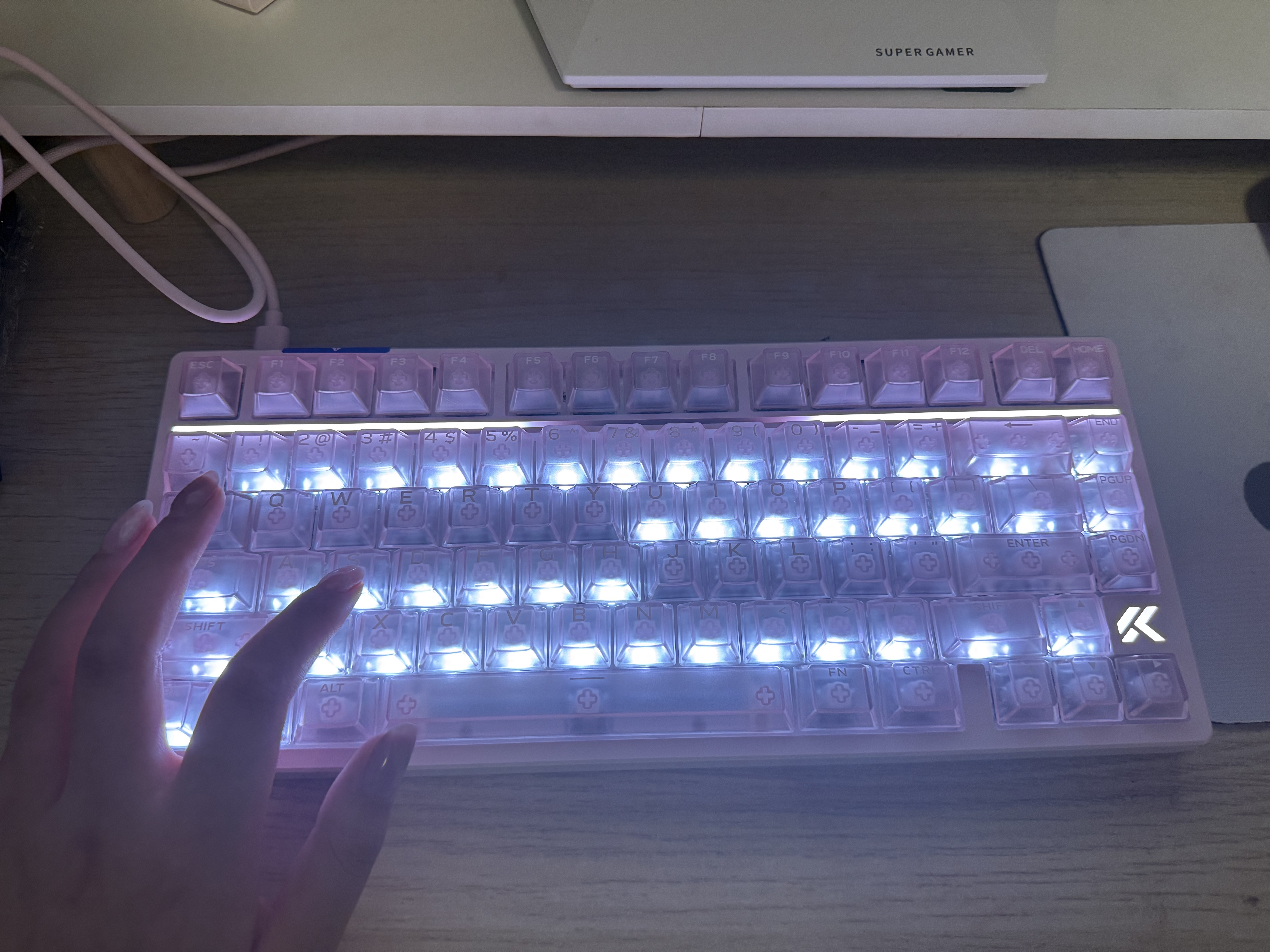 迈从（MCHOSE）Ace75 磁轴键盘 75配列机械客制化RT按键旋钮电竞游戏有线FPS打瓦三角洲游戏双驱动无畏契约 Ace 75 雾透粉 火影磁轴【桌搭美学】 实拍图